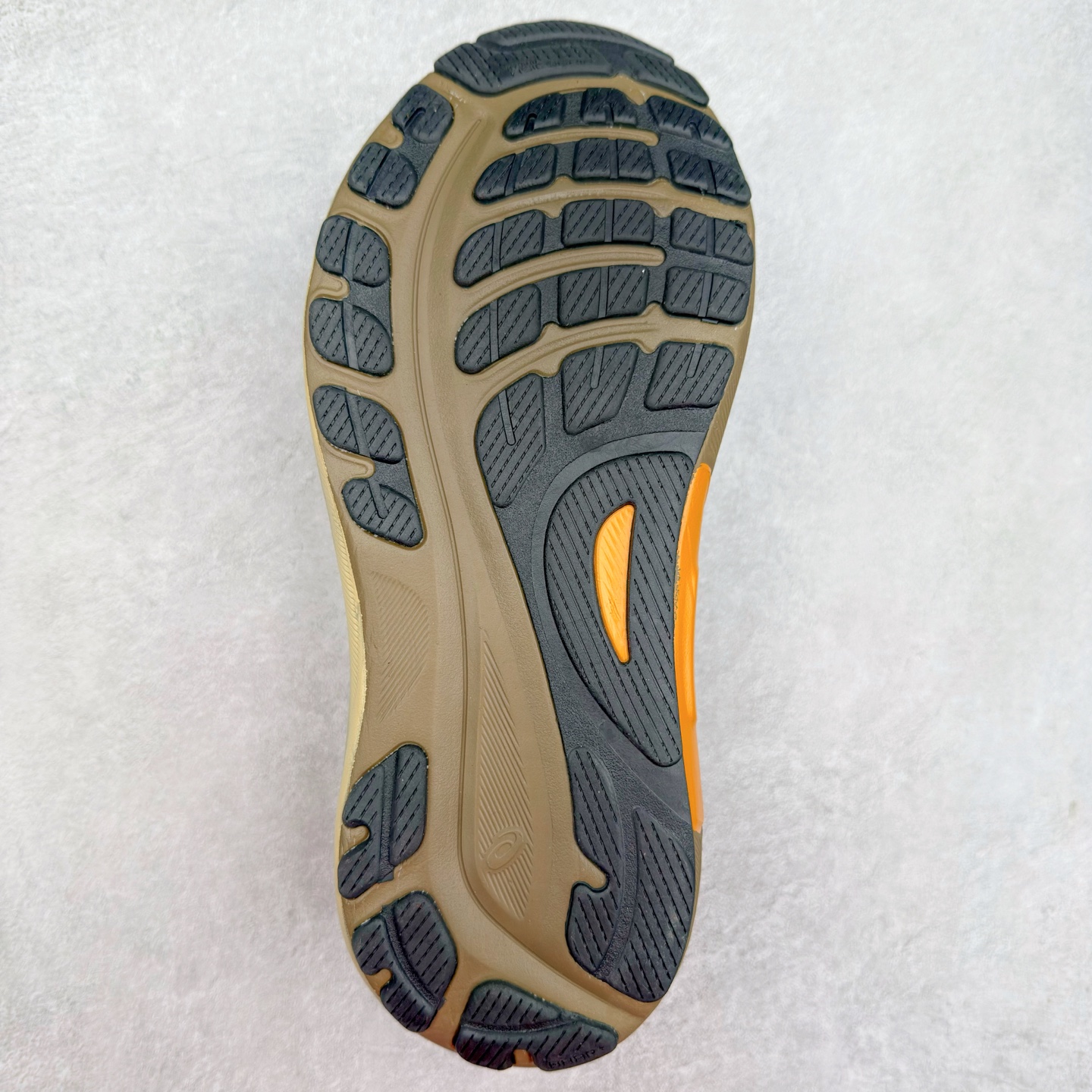 图片[9]-Asics GEL-Nimbus 27 亚瑟士缓震跑鞋 近年复古风潮的势头很旺 ASICS一直坚信保持身体的健康与活力是打造健康快乐的生活方式的最佳途径 ASICS为复古鞋型注入新设计 为玩家的街头穿搭提供了更多可能 GEL-NIMBUSTM9运动鞋最初是为中立和仰卧跑步者设计的长距离训练器 采用原始材料和关键细节重新设计 其Y2K时代的工业外观也被大胆的对比和色块所抵消 尺码：36 36.5 37.5 38 38.5 39 40 40.5 41.5 42 42.5 43.5 44 44.5 45-选品中心