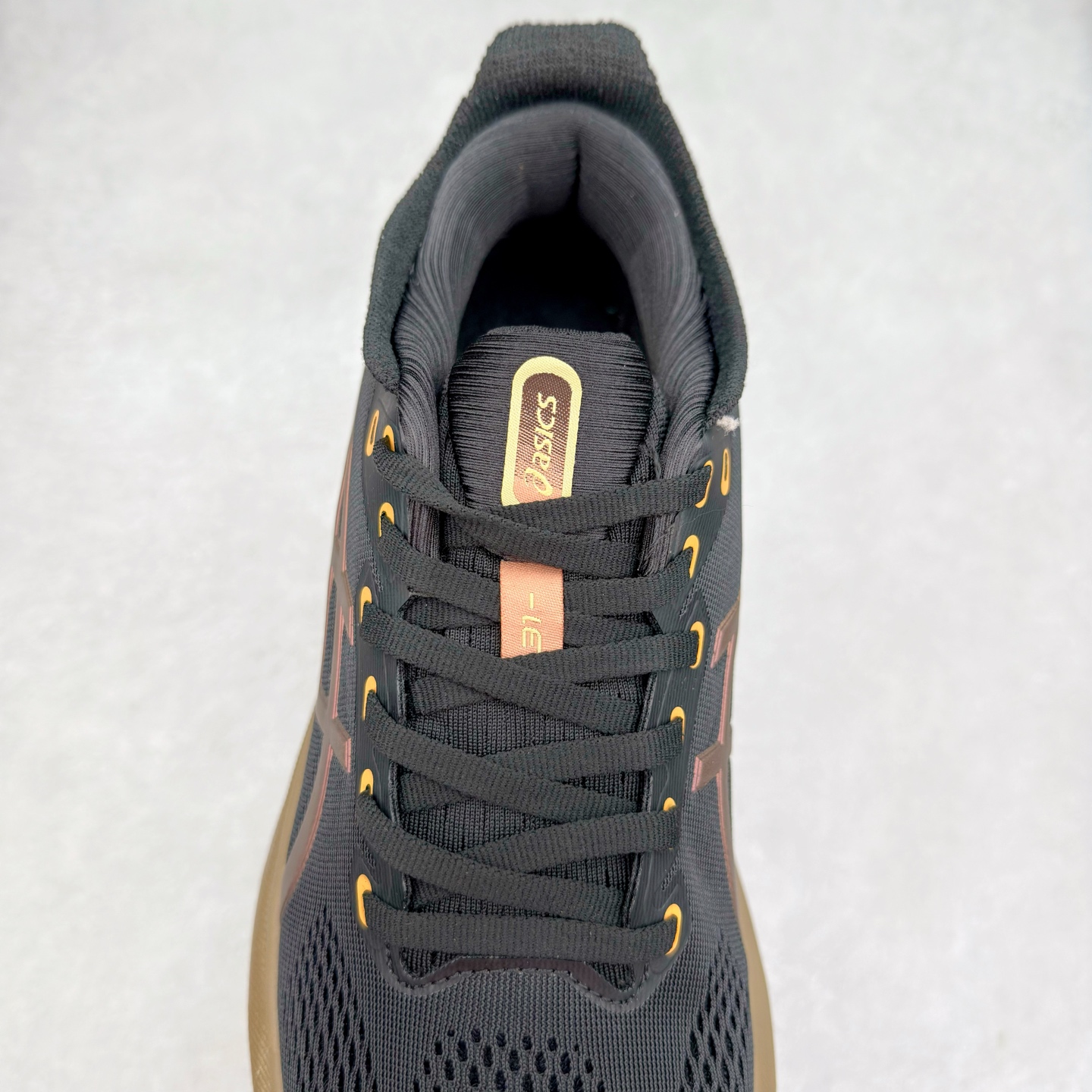 图片[5]-Asics GEL-Nimbus 27 亚瑟士缓震跑鞋 近年复古风潮的势头很旺 ASICS一直坚信保持身体的健康与活力是打造健康快乐的生活方式的最佳途径 ASICS为复古鞋型注入新设计 为玩家的街头穿搭提供了更多可能 GEL-NIMBUSTM9运动鞋最初是为中立和仰卧跑步者设计的长距离训练器 采用原始材料和关键细节重新设计 其Y2K时代的工业外观也被大胆的对比和色块所抵消 尺码：36 36.5 37.5 38 38.5 39 40 40.5 41.5 42 42.5 43.5 44 44.5 45-选品中心