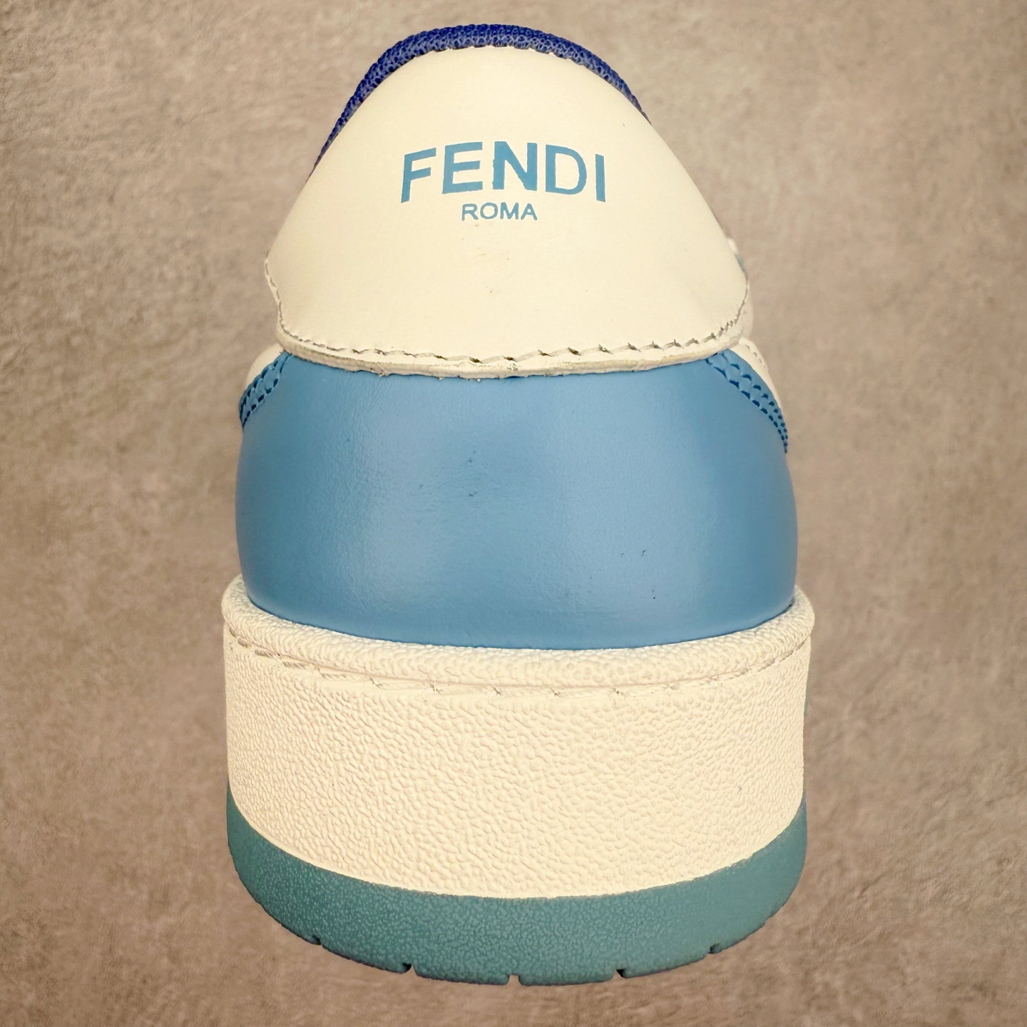 图片[8]-＃纯原 FENDI 芬迪 Match sneaters 魔术贴低帮运动鞋 独家定制 全身20几个细节点全部做到一致还原 吊打市面所有版本 独家原装套装配件官方同源 渠道原装订单 全套专柜包装物及配件#鞋底嵌入核心防伪芯片感应装置 FENDI芬迪match最新爆款情侣款运动鞋板鞋原版购入 高工艺无缝细空胶技术 贴楦误差0.05mm,鞋底采用固特异内外锁死工艺 最大限度弯折永不开胶 原鞋一致效果环保无味 鞋面采用麂皮和皮革拼接组合 logo内里采用毛巾绒里 上脚超级柔软 轻便 舒适搭配卫衣 尺码：35 36 37 38 39 40 41 42 43 44 45-选品中心