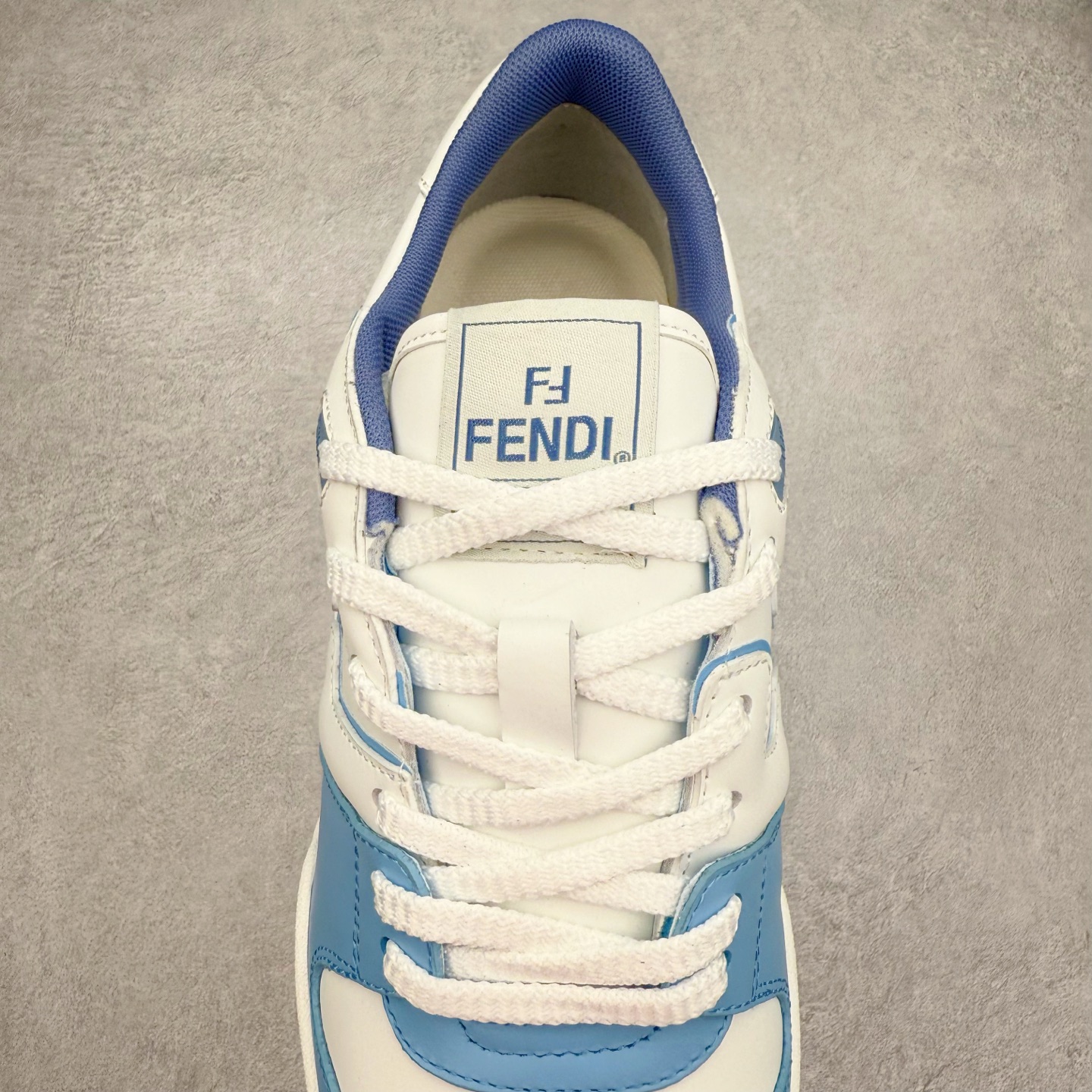 图片[5]-＃纯原 FENDI 芬迪 Match sneaters 魔术贴低帮运动鞋 独家定制 全身20几个细节点全部做到一致还原 吊打市面所有版本 独家原装套装配件官方同源 渠道原装订单 全套专柜包装物及配件#鞋底嵌入核心防伪芯片感应装置 FENDI芬迪match最新爆款情侣款运动鞋板鞋原版购入 高工艺无缝细空胶技术 贴楦误差0.05mm,鞋底采用固特异内外锁死工艺 最大限度弯折永不开胶 原鞋一致效果环保无味 鞋面采用麂皮和皮革拼接组合 logo内里采用毛巾绒里 上脚超级柔软 轻便 舒适搭配卫衣 尺码：35 36 37 38 39 40 41 42 43 44 45-选品中心