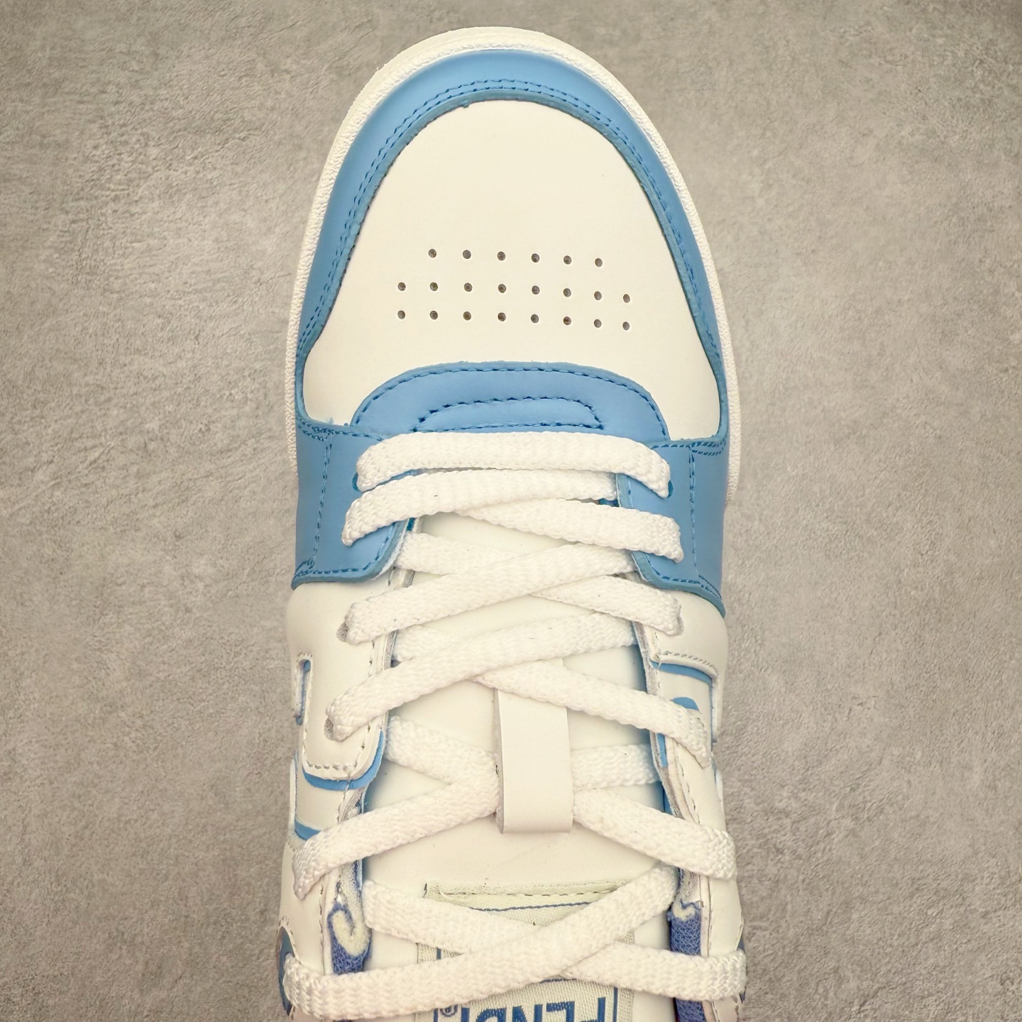 图片[4]-＃纯原 FENDI 芬迪 Match sneaters 魔术贴低帮运动鞋 独家定制 全身20几个细节点全部做到一致还原 吊打市面所有版本 独家原装套装配件官方同源 渠道原装订单 全套专柜包装物及配件#鞋底嵌入核心防伪芯片感应装置 FENDI芬迪match最新爆款情侣款运动鞋板鞋原版购入 高工艺无缝细空胶技术 贴楦误差0.05mm,鞋底采用固特异内外锁死工艺 最大限度弯折永不开胶 原鞋一致效果环保无味 鞋面采用麂皮和皮革拼接组合 logo内里采用毛巾绒里 上脚超级柔软 轻便 舒适搭配卫衣 尺码：35 36 37 38 39 40 41 42 43 44 45-选品中心