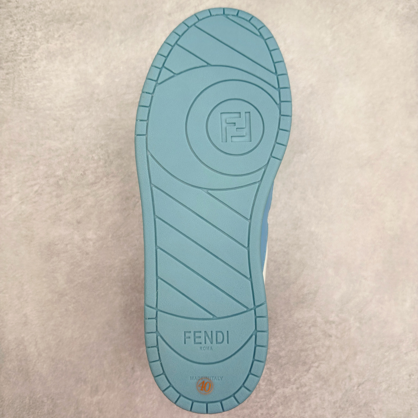 图片[9]-＃纯原 FENDI 芬迪 Match sneaters 魔术贴低帮运动鞋 独家定制 全身20几个细节点全部做到一致还原 吊打市面所有版本 独家原装套装配件官方同源 渠道原装订单 全套专柜包装物及配件#鞋底嵌入核心防伪芯片感应装置 FENDI芬迪match最新爆款情侣款运动鞋板鞋原版购入 高工艺无缝细空胶技术 贴楦误差0.05mm,鞋底采用固特异内外锁死工艺 最大限度弯折永不开胶 原鞋一致效果环保无味 鞋面采用麂皮和皮革拼接组合 logo内里采用毛巾绒里 上脚超级柔软 轻便 舒适搭配卫衣 尺码：35 36 37 38 39 40 41 42 43 44 45-选品中心