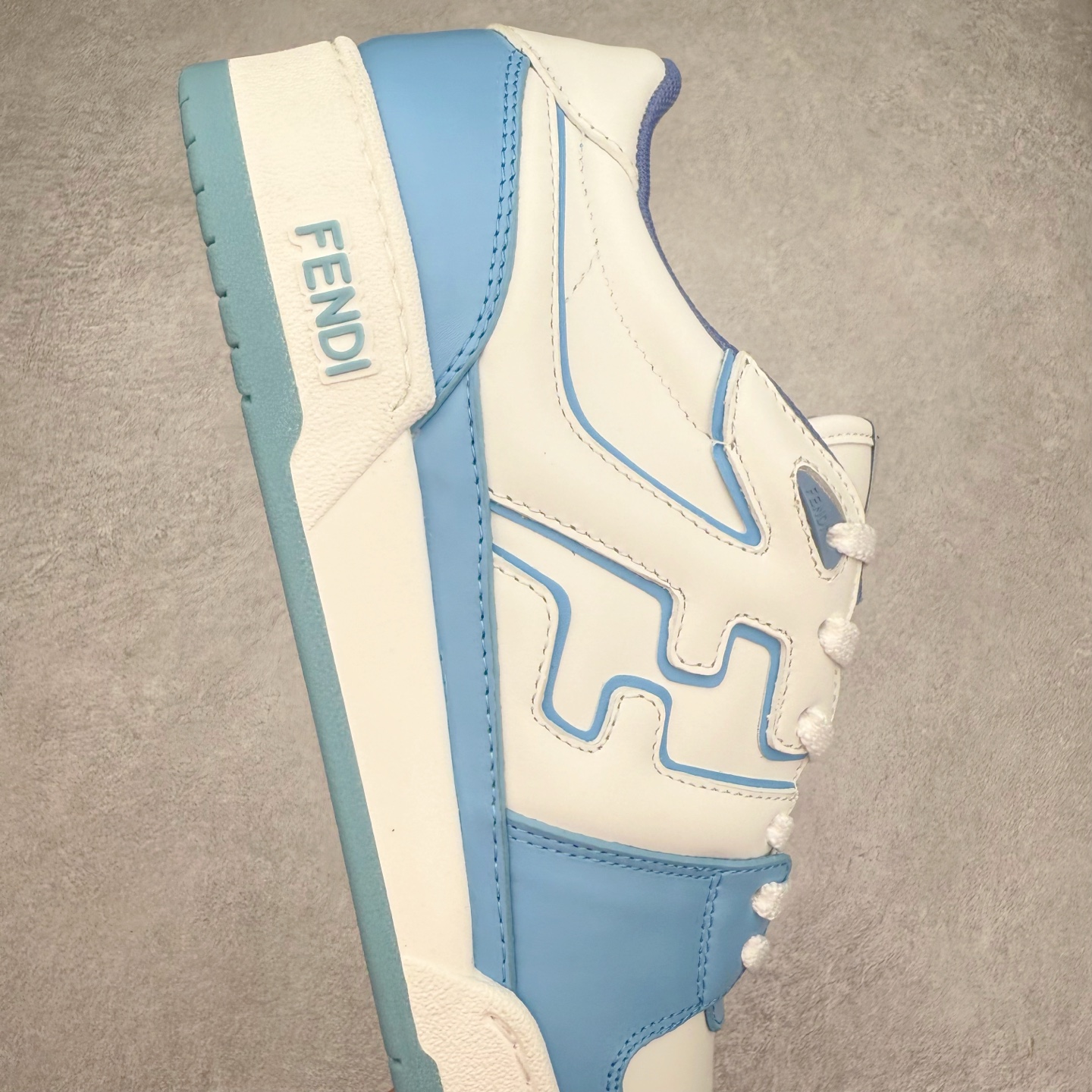图片[6]-＃纯原 FENDI 芬迪 Match sneaters 魔术贴低帮运动鞋 独家定制 全身20几个细节点全部做到一致还原 吊打市面所有版本 独家原装套装配件官方同源 渠道原装订单 全套专柜包装物及配件#鞋底嵌入核心防伪芯片感应装置 FENDI芬迪match最新爆款情侣款运动鞋板鞋原版购入 高工艺无缝细空胶技术 贴楦误差0.05mm,鞋底采用固特异内外锁死工艺 最大限度弯折永不开胶 原鞋一致效果环保无味 鞋面采用麂皮和皮革拼接组合 logo内里采用毛巾绒里 上脚超级柔软 轻便 舒适搭配卫衣 尺码：35 36 37 38 39 40 41 42 43 44 45-选品中心