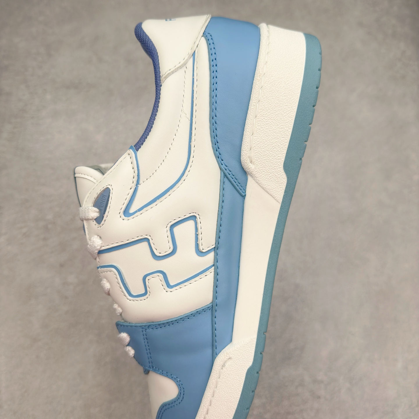 图片[7]-＃纯原 FENDI 芬迪 Match sneaters 魔术贴低帮运动鞋 独家定制 全身20几个细节点全部做到一致还原 吊打市面所有版本 独家原装套装配件官方同源 渠道原装订单 全套专柜包装物及配件#鞋底嵌入核心防伪芯片感应装置 FENDI芬迪match最新爆款情侣款运动鞋板鞋原版购入 高工艺无缝细空胶技术 贴楦误差0.05mm,鞋底采用固特异内外锁死工艺 最大限度弯折永不开胶 原鞋一致效果环保无味 鞋面采用麂皮和皮革拼接组合 logo内里采用毛巾绒里 上脚超级柔软 轻便 舒适搭配卫衣 尺码：35 36 37 38 39 40 41 42 43 44 45-选品中心