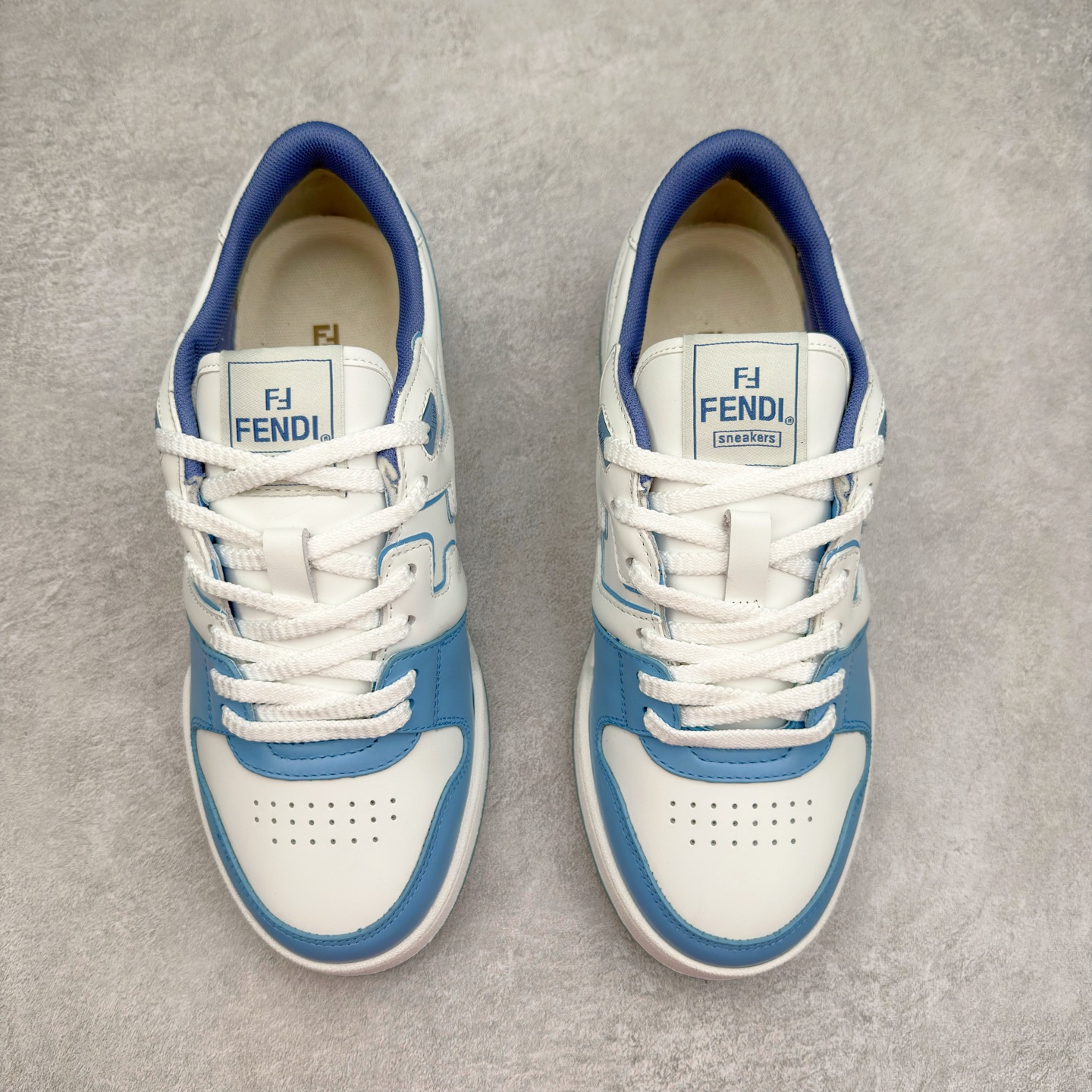 图片[2]-＃纯原 FENDI 芬迪 Match sneaters 魔术贴低帮运动鞋 独家定制 全身20几个细节点全部做到一致还原 吊打市面所有版本 独家原装套装配件官方同源 渠道原装订单 全套专柜包装物及配件#鞋底嵌入核心防伪芯片感应装置 FENDI芬迪match最新爆款情侣款运动鞋板鞋原版购入 高工艺无缝细空胶技术 贴楦误差0.05mm,鞋底采用固特异内外锁死工艺 最大限度弯折永不开胶 原鞋一致效果环保无味 鞋面采用麂皮和皮革拼接组合 logo内里采用毛巾绒里 上脚超级柔软 轻便 舒适搭配卫衣 尺码：35 36 37 38 39 40 41 42 43 44 45-选品中心
