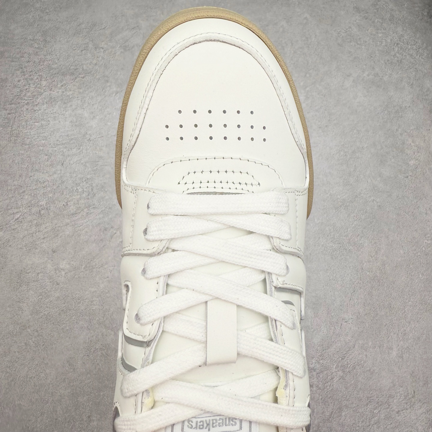 图片[4]-＃纯原 FENDI 芬迪 Match sneaters 魔术贴低帮运动鞋 独家定制 全身20几个细节点全部做到一致还原 吊打市面所有版本 独家原装套装配件官方同源 渠道原装订单 全套专柜包装物及配件#鞋底嵌入核心防伪芯片感应装置 FENDI芬迪match最新爆款情侣款运动鞋板鞋原版购入 高工艺无缝细空胶技术 贴楦误差0.05mm,鞋底采用固特异内外锁死工艺 最大限度弯折永不开胶 原鞋一致效果环保无味 鞋面采用麂皮和皮革拼接组合 logo内里采用毛巾绒里 上脚超级柔软 轻便 舒适搭配卫衣 尺码：35 36 37 38 39 40 41 42 43 44 45-选品中心