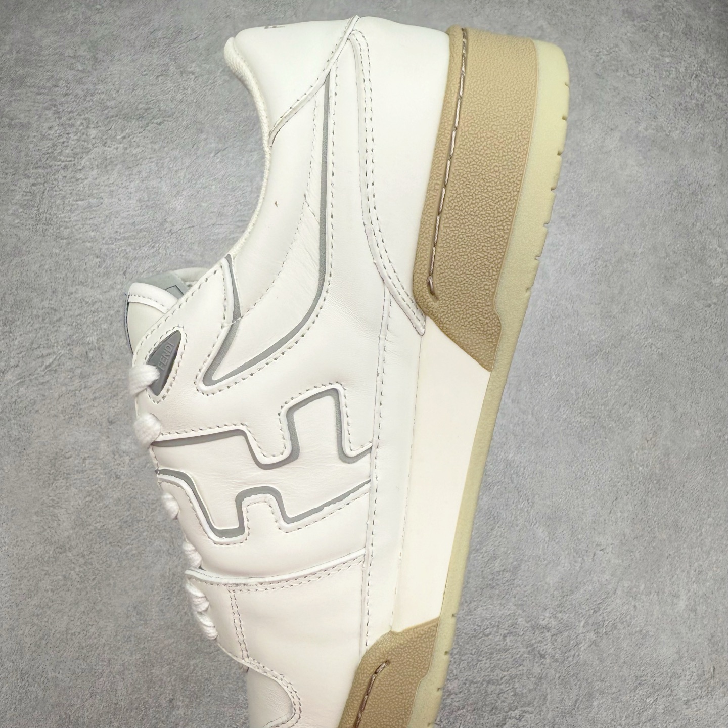 图片[7]-＃纯原 FENDI 芬迪 Match sneaters 魔术贴低帮运动鞋 独家定制 全身20几个细节点全部做到一致还原 吊打市面所有版本 独家原装套装配件官方同源 渠道原装订单 全套专柜包装物及配件#鞋底嵌入核心防伪芯片感应装置 FENDI芬迪match最新爆款情侣款运动鞋板鞋原版购入 高工艺无缝细空胶技术 贴楦误差0.05mm,鞋底采用固特异内外锁死工艺 最大限度弯折永不开胶 原鞋一致效果环保无味 鞋面采用麂皮和皮革拼接组合 logo内里采用毛巾绒里 上脚超级柔软 轻便 舒适搭配卫衣 尺码：35 36 37 38 39 40 41 42 43 44 45-选品中心