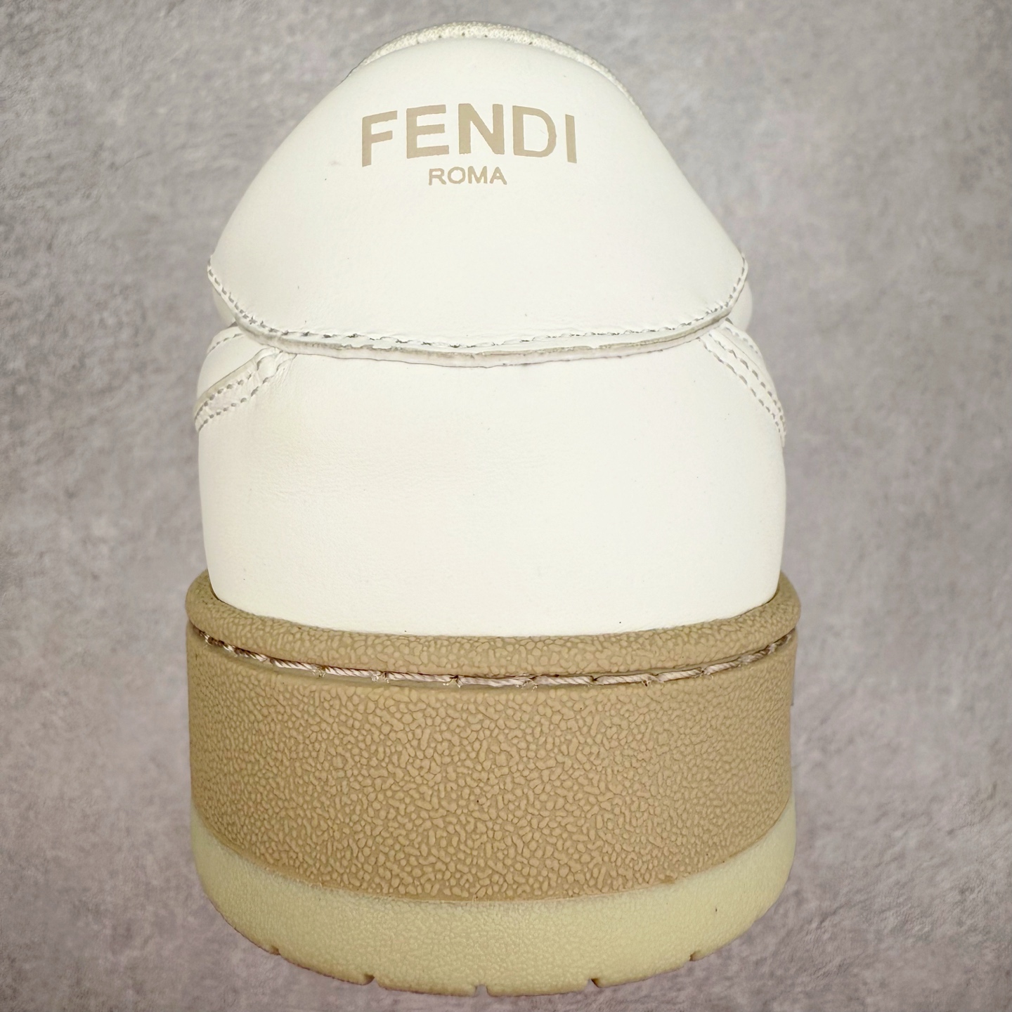 图片[8]-＃纯原 FENDI 芬迪 Match sneaters 魔术贴低帮运动鞋 独家定制 全身20几个细节点全部做到一致还原 吊打市面所有版本 独家原装套装配件官方同源 渠道原装订单 全套专柜包装物及配件#鞋底嵌入核心防伪芯片感应装置 FENDI芬迪match最新爆款情侣款运动鞋板鞋原版购入 高工艺无缝细空胶技术 贴楦误差0.05mm,鞋底采用固特异内外锁死工艺 最大限度弯折永不开胶 原鞋一致效果环保无味 鞋面采用麂皮和皮革拼接组合 logo内里采用毛巾绒里 上脚超级柔软 轻便 舒适搭配卫衣 尺码：35 36 37 38 39 40 41 42 43 44 45-选品中心