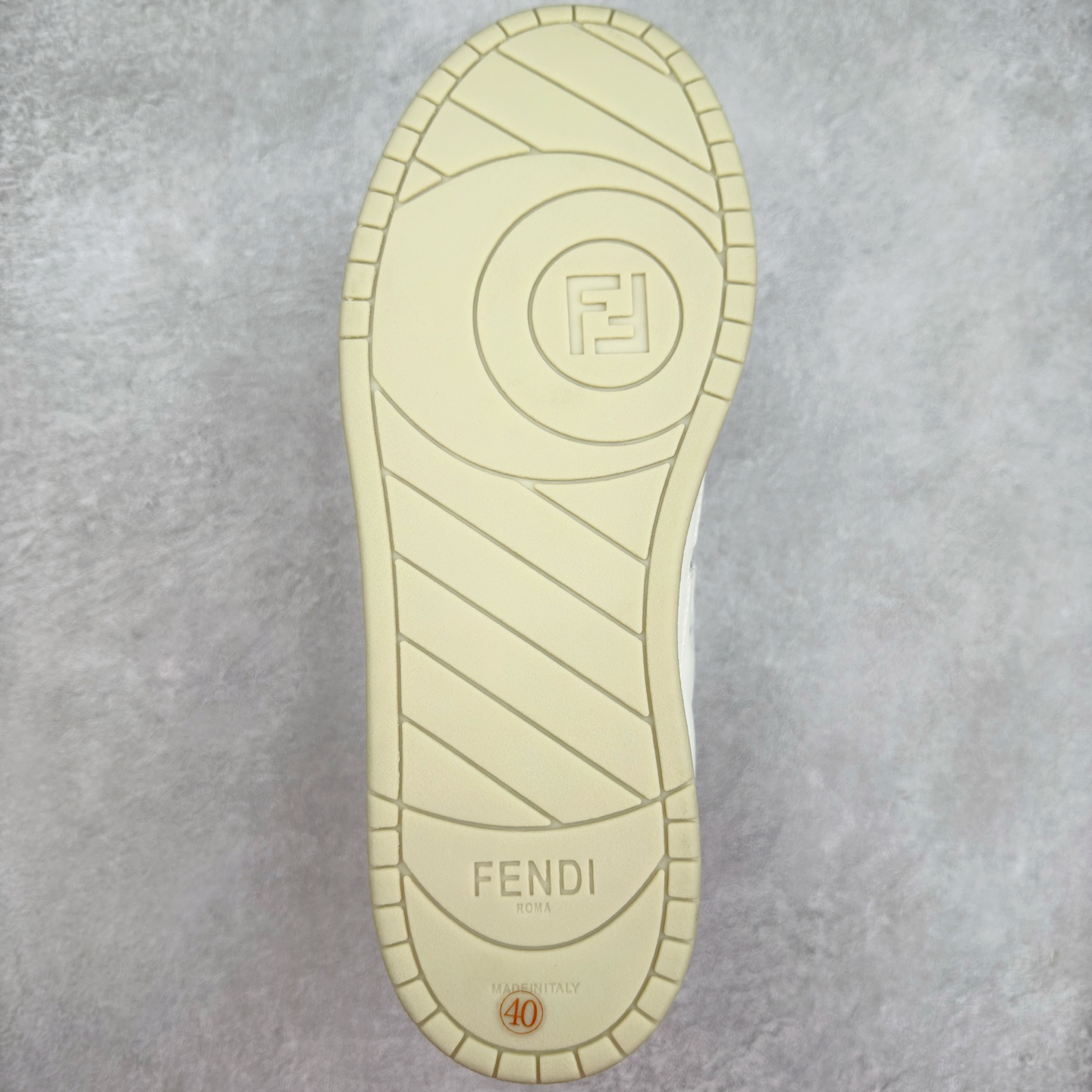 图片[9]-＃纯原 FENDI 芬迪 Match sneaters 魔术贴低帮运动鞋 独家定制 全身20几个细节点全部做到一致还原 吊打市面所有版本 独家原装套装配件官方同源 渠道原装订单 全套专柜包装物及配件#鞋底嵌入核心防伪芯片感应装置 FENDI芬迪match最新爆款情侣款运动鞋板鞋原版购入 高工艺无缝细空胶技术 贴楦误差0.05mm,鞋底采用固特异内外锁死工艺 最大限度弯折永不开胶 原鞋一致效果环保无味 鞋面采用麂皮和皮革拼接组合 logo内里采用毛巾绒里 上脚超级柔软 轻便 舒适搭配卫衣 尺码：35 36 37 38 39 40 41 42 43 44 45-选品中心