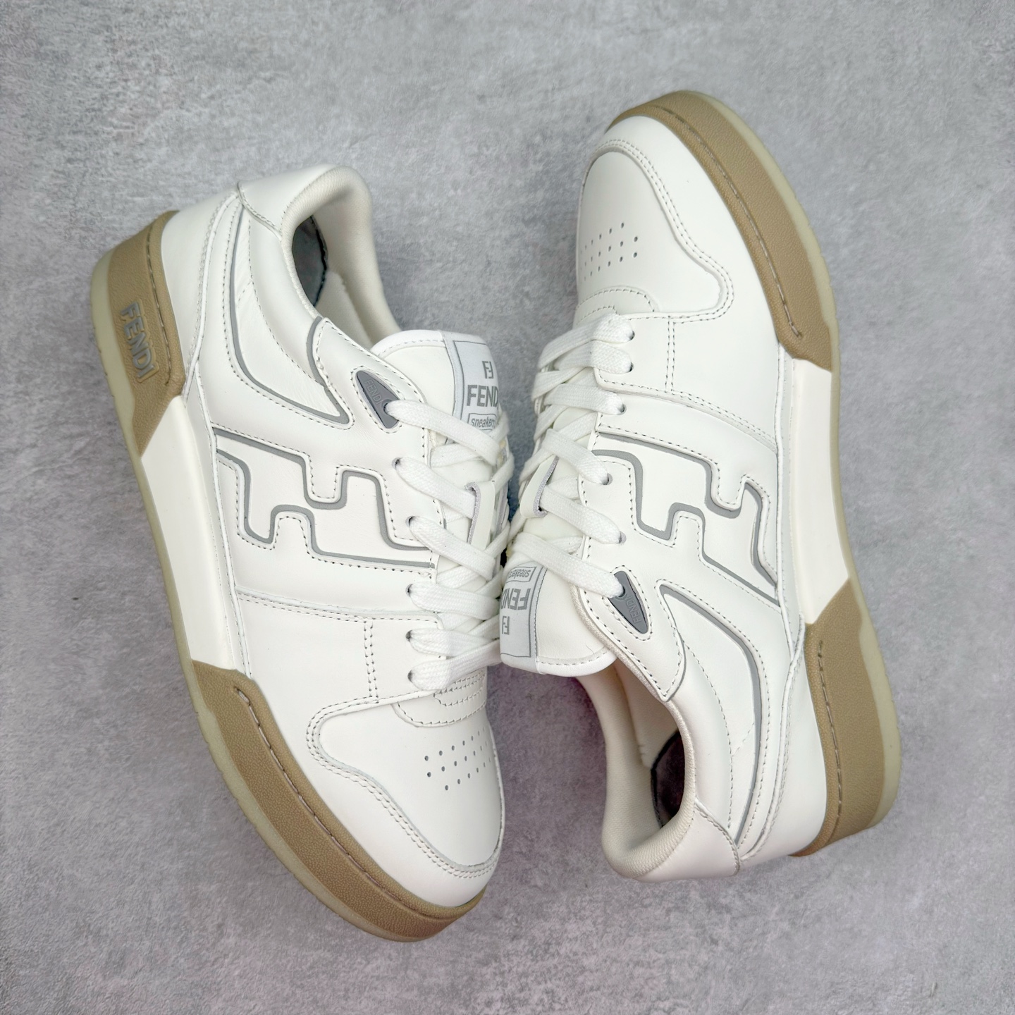 图片[3]-＃纯原 FENDI 芬迪 Match sneaters 魔术贴低帮运动鞋 独家定制 全身20几个细节点全部做到一致还原 吊打市面所有版本 独家原装套装配件官方同源 渠道原装订单 全套专柜包装物及配件#鞋底嵌入核心防伪芯片感应装置 FENDI芬迪match最新爆款情侣款运动鞋板鞋原版购入 高工艺无缝细空胶技术 贴楦误差0.05mm,鞋底采用固特异内外锁死工艺 最大限度弯折永不开胶 原鞋一致效果环保无味 鞋面采用麂皮和皮革拼接组合 logo内里采用毛巾绒里 上脚超级柔软 轻便 舒适搭配卫衣 尺码：35 36 37 38 39 40 41 42 43 44 45-选品中心