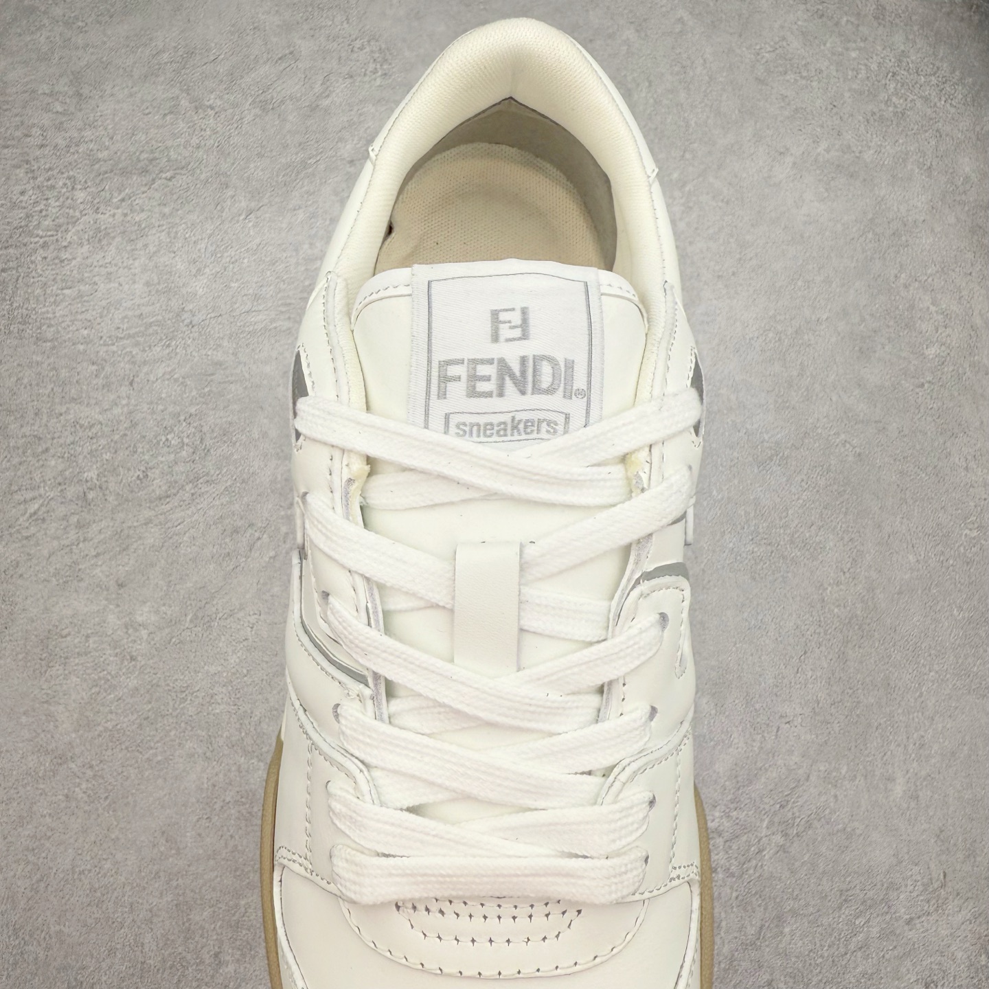 图片[5]-＃纯原 FENDI 芬迪 Match sneaters 魔术贴低帮运动鞋 独家定制 全身20几个细节点全部做到一致还原 吊打市面所有版本 独家原装套装配件官方同源 渠道原装订单 全套专柜包装物及配件#鞋底嵌入核心防伪芯片感应装置 FENDI芬迪match最新爆款情侣款运动鞋板鞋原版购入 高工艺无缝细空胶技术 贴楦误差0.05mm,鞋底采用固特异内外锁死工艺 最大限度弯折永不开胶 原鞋一致效果环保无味 鞋面采用麂皮和皮革拼接组合 logo内里采用毛巾绒里 上脚超级柔软 轻便 舒适搭配卫衣 尺码：35 36 37 38 39 40 41 42 43 44 45-选品中心