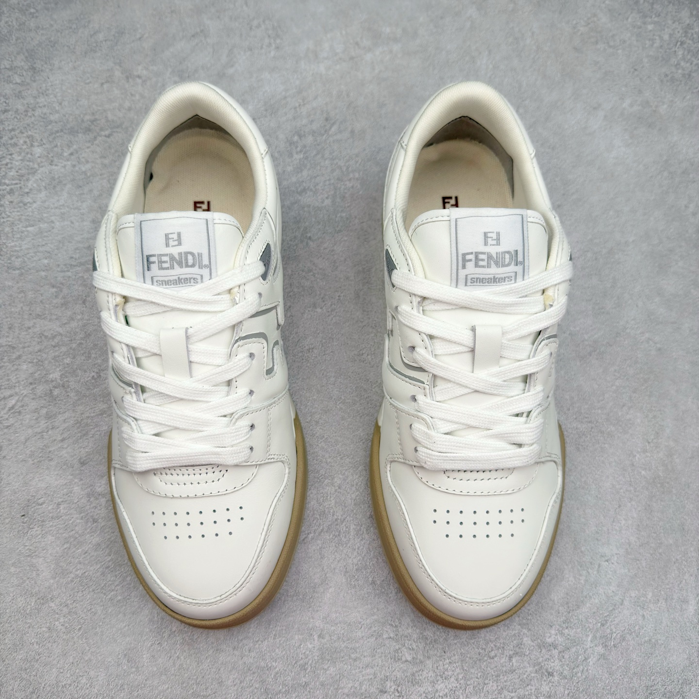 图片[2]-＃纯原 FENDI 芬迪 Match sneaters 魔术贴低帮运动鞋 独家定制 全身20几个细节点全部做到一致还原 吊打市面所有版本 独家原装套装配件官方同源 渠道原装订单 全套专柜包装物及配件#鞋底嵌入核心防伪芯片感应装置 FENDI芬迪match最新爆款情侣款运动鞋板鞋原版购入 高工艺无缝细空胶技术 贴楦误差0.05mm,鞋底采用固特异内外锁死工艺 最大限度弯折永不开胶 原鞋一致效果环保无味 鞋面采用麂皮和皮革拼接组合 logo内里采用毛巾绒里 上脚超级柔软 轻便 舒适搭配卫衣 尺码：35 36 37 38 39 40 41 42 43 44 45-选品中心
