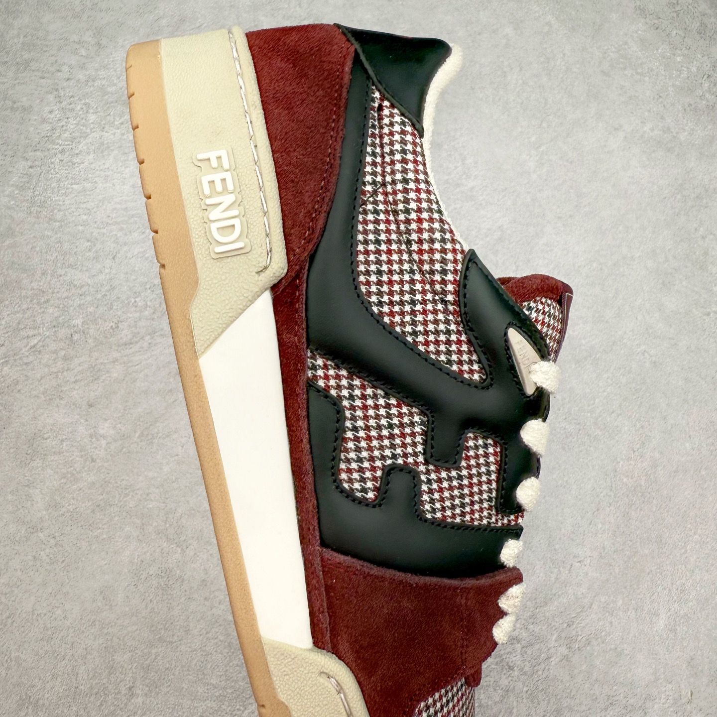 图片[6]-＃纯原 FENDI 芬迪 Match sneaters 魔术贴低帮运动鞋 独家定制 全身20几个细节点全部做到一致还原 吊打市面所有版本 独家原装套装配件官方同源 渠道原装订单 全套专柜包装物及配件#鞋底嵌入核心防伪芯片感应装置 FENDI芬迪match最新爆款情侣款运动鞋板鞋原版购入 高工艺无缝细空胶技术 贴楦误差0.05mm,鞋底采用固特异内外锁死工艺 最大限度弯折永不开胶 原鞋一致效果环保无味 鞋面采用麂皮和皮革拼接组合 logo内里采用毛巾绒里 上脚超级柔软 轻便 舒适搭配卫衣 尺码：35 36 37 38 39 40 41 42 43 44 45-选品中心