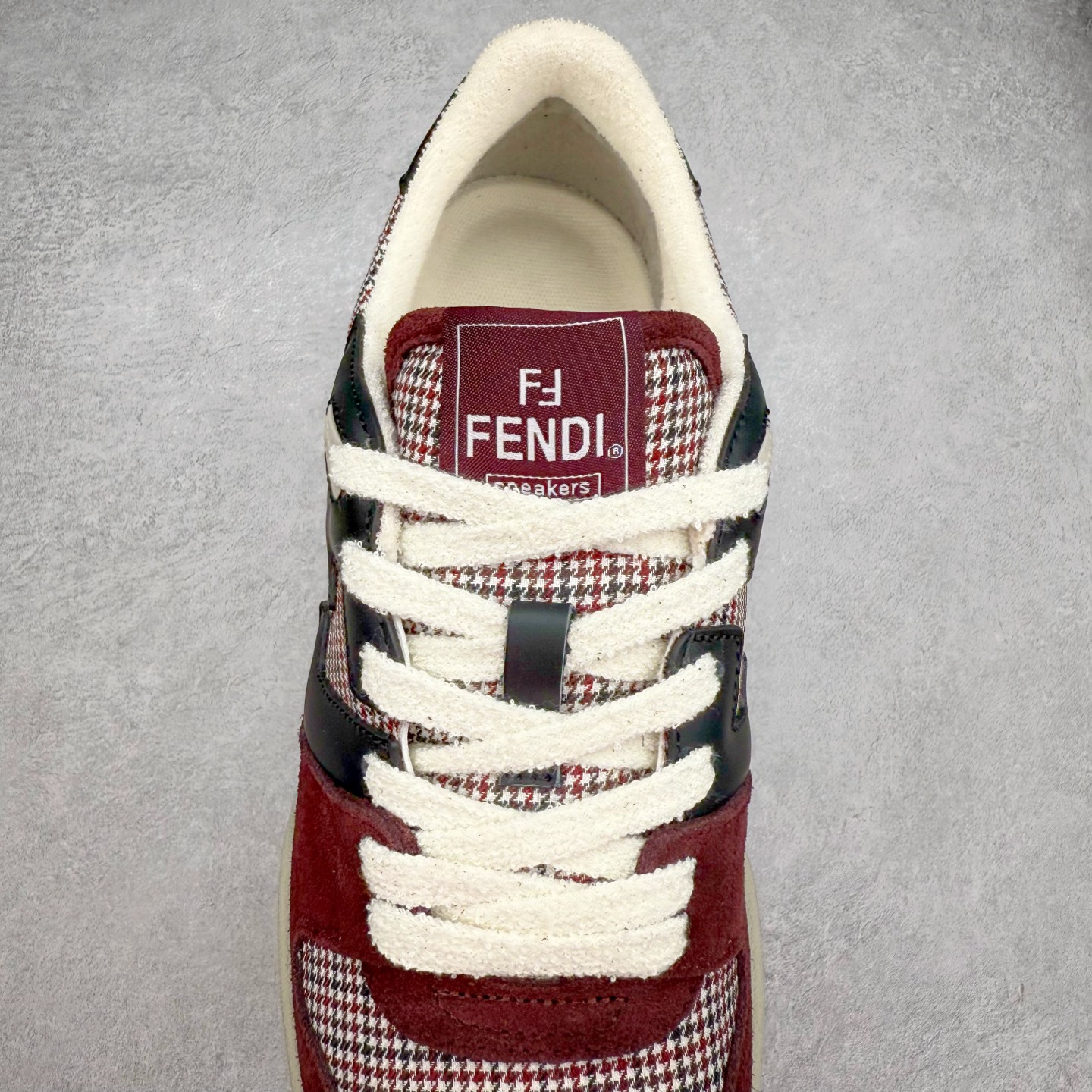 图片[5]-＃纯原 FENDI 芬迪 Match sneaters 魔术贴低帮运动鞋 独家定制 全身20几个细节点全部做到一致还原 吊打市面所有版本 独家原装套装配件官方同源 渠道原装订单 全套专柜包装物及配件#鞋底嵌入核心防伪芯片感应装置 FENDI芬迪match最新爆款情侣款运动鞋板鞋原版购入 高工艺无缝细空胶技术 贴楦误差0.05mm,鞋底采用固特异内外锁死工艺 最大限度弯折永不开胶 原鞋一致效果环保无味 鞋面采用麂皮和皮革拼接组合 logo内里采用毛巾绒里 上脚超级柔软 轻便 舒适搭配卫衣 尺码：35 36 37 38 39 40 41 42 43 44 45-选品中心