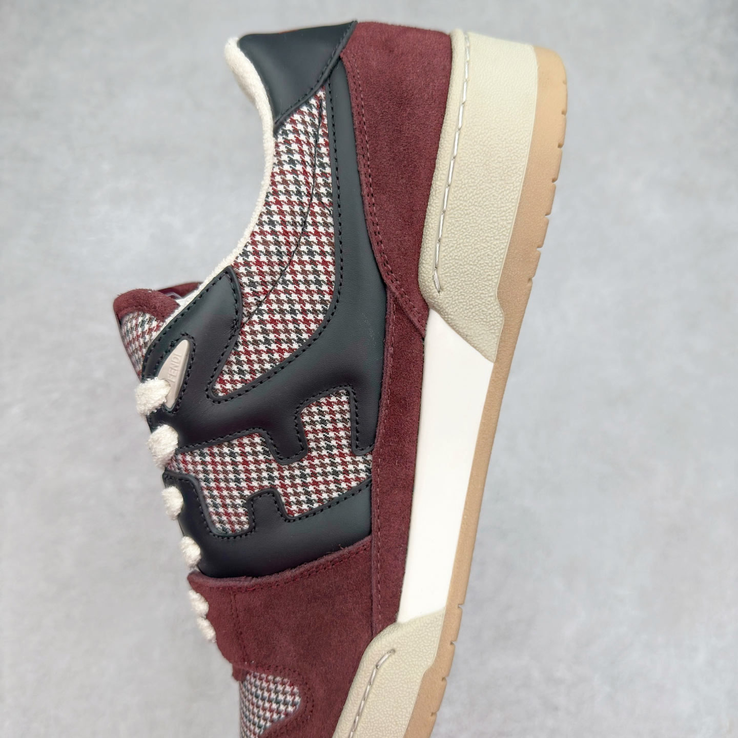 图片[7]-＃纯原 FENDI 芬迪 Match sneaters 魔术贴低帮运动鞋 独家定制 全身20几个细节点全部做到一致还原 吊打市面所有版本 独家原装套装配件官方同源 渠道原装订单 全套专柜包装物及配件#鞋底嵌入核心防伪芯片感应装置 FENDI芬迪match最新爆款情侣款运动鞋板鞋原版购入 高工艺无缝细空胶技术 贴楦误差0.05mm,鞋底采用固特异内外锁死工艺 最大限度弯折永不开胶 原鞋一致效果环保无味 鞋面采用麂皮和皮革拼接组合 logo内里采用毛巾绒里 上脚超级柔软 轻便 舒适搭配卫衣 尺码：35 36 37 38 39 40 41 42 43 44 45-选品中心