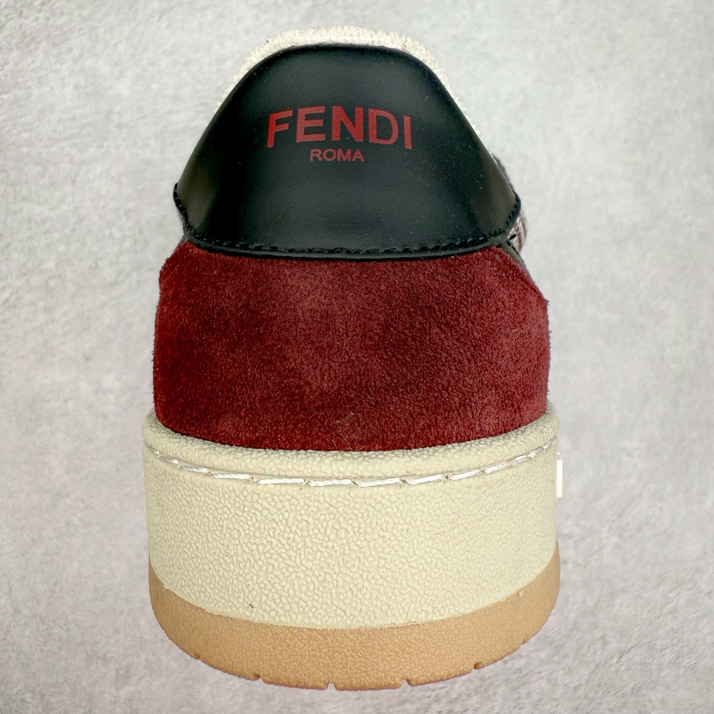 图片[8]-＃纯原 FENDI 芬迪 Match sneaters 魔术贴低帮运动鞋 独家定制 全身20几个细节点全部做到一致还原 吊打市面所有版本 独家原装套装配件官方同源 渠道原装订单 全套专柜包装物及配件#鞋底嵌入核心防伪芯片感应装置 FENDI芬迪match最新爆款情侣款运动鞋板鞋原版购入 高工艺无缝细空胶技术 贴楦误差0.05mm,鞋底采用固特异内外锁死工艺 最大限度弯折永不开胶 原鞋一致效果环保无味 鞋面采用麂皮和皮革拼接组合 logo内里采用毛巾绒里 上脚超级柔软 轻便 舒适搭配卫衣 尺码：35 36 37 38 39 40 41 42 43 44 45-选品中心