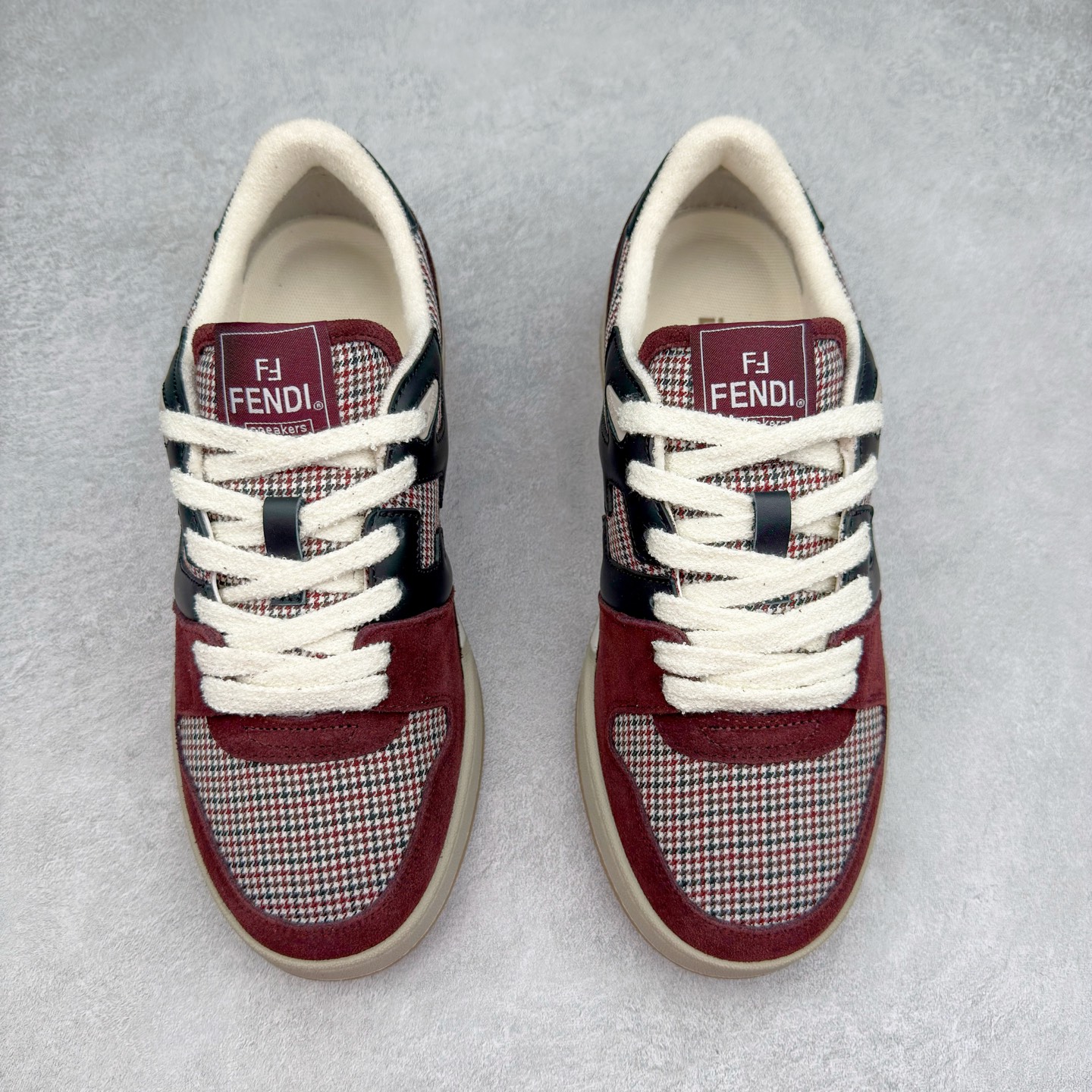 图片[2]-＃纯原 FENDI 芬迪 Match sneaters 魔术贴低帮运动鞋 独家定制 全身20几个细节点全部做到一致还原 吊打市面所有版本 独家原装套装配件官方同源 渠道原装订单 全套专柜包装物及配件#鞋底嵌入核心防伪芯片感应装置 FENDI芬迪match最新爆款情侣款运动鞋板鞋原版购入 高工艺无缝细空胶技术 贴楦误差0.05mm,鞋底采用固特异内外锁死工艺 最大限度弯折永不开胶 原鞋一致效果环保无味 鞋面采用麂皮和皮革拼接组合 logo内里采用毛巾绒里 上脚超级柔软 轻便 舒适搭配卫衣 尺码：35 36 37 38 39 40 41 42 43 44 45-选品中心