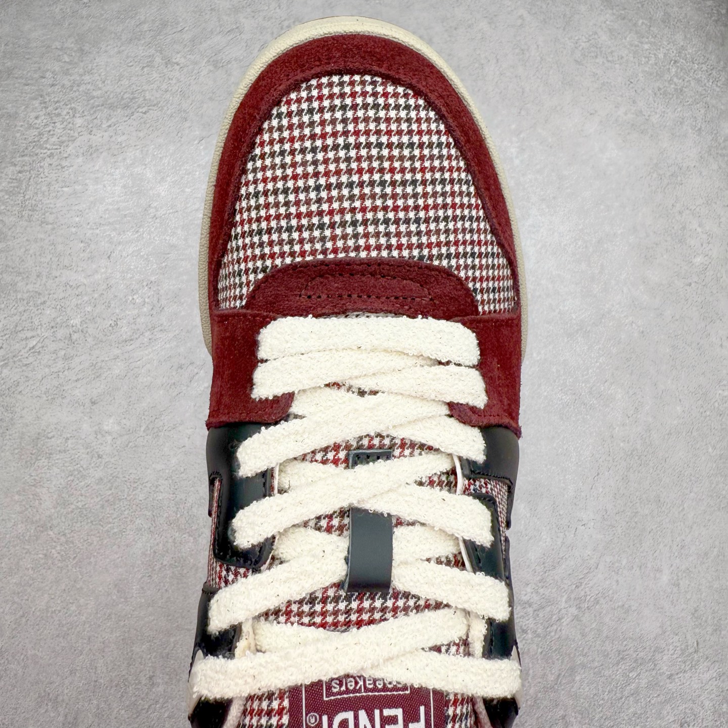 图片[4]-＃纯原 FENDI 芬迪 Match sneaters 魔术贴低帮运动鞋 独家定制 全身20几个细节点全部做到一致还原 吊打市面所有版本 独家原装套装配件官方同源 渠道原装订单 全套专柜包装物及配件#鞋底嵌入核心防伪芯片感应装置 FENDI芬迪match最新爆款情侣款运动鞋板鞋原版购入 高工艺无缝细空胶技术 贴楦误差0.05mm,鞋底采用固特异内外锁死工艺 最大限度弯折永不开胶 原鞋一致效果环保无味 鞋面采用麂皮和皮革拼接组合 logo内里采用毛巾绒里 上脚超级柔软 轻便 舒适搭配卫衣 尺码：35 36 37 38 39 40 41 42 43 44 45-选品中心