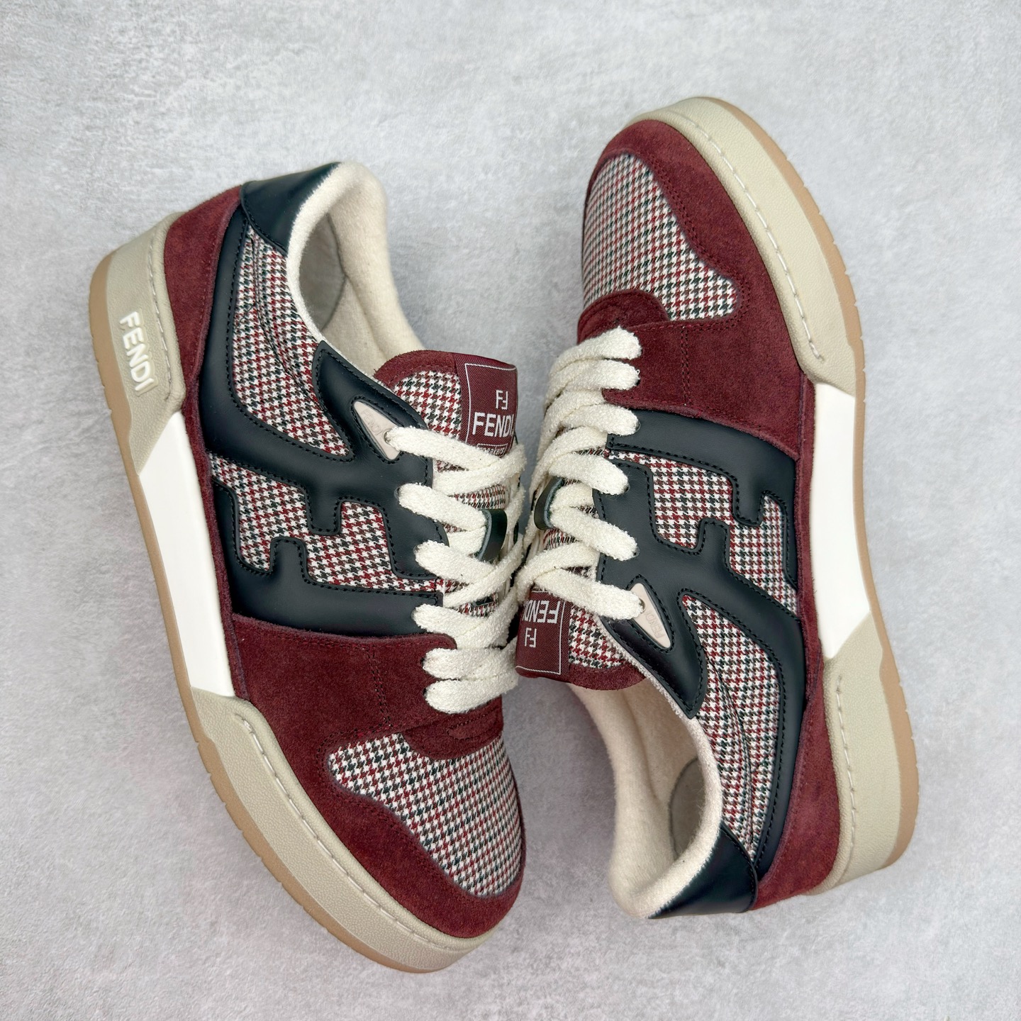 图片[3]-＃纯原 FENDI 芬迪 Match sneaters 魔术贴低帮运动鞋 独家定制 全身20几个细节点全部做到一致还原 吊打市面所有版本 独家原装套装配件官方同源 渠道原装订单 全套专柜包装物及配件#鞋底嵌入核心防伪芯片感应装置 FENDI芬迪match最新爆款情侣款运动鞋板鞋原版购入 高工艺无缝细空胶技术 贴楦误差0.05mm,鞋底采用固特异内外锁死工艺 最大限度弯折永不开胶 原鞋一致效果环保无味 鞋面采用麂皮和皮革拼接组合 logo内里采用毛巾绒里 上脚超级柔软 轻便 舒适搭配卫衣 尺码：35 36 37 38 39 40 41 42 43 44 45-选品中心