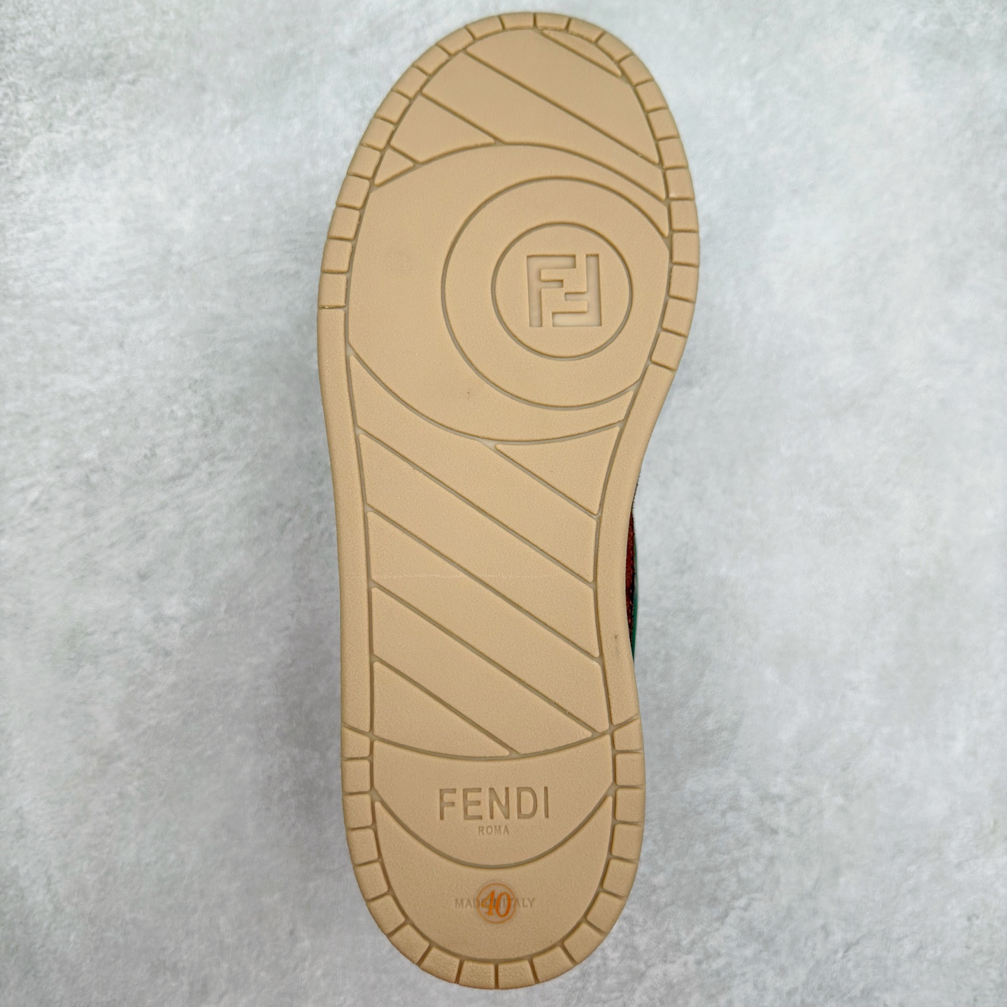 图片[9]-＃纯原 FENDI 芬迪 Match sneaters 魔术贴低帮运动鞋 独家定制 全身20几个细节点全部做到一致还原 吊打市面所有版本 独家原装套装配件官方同源 渠道原装订单 全套专柜包装物及配件#鞋底嵌入核心防伪芯片感应装置 FENDI芬迪match最新爆款情侣款运动鞋板鞋原版购入 高工艺无缝细空胶技术 贴楦误差0.05mm,鞋底采用固特异内外锁死工艺 最大限度弯折永不开胶 原鞋一致效果环保无味 鞋面采用麂皮和皮革拼接组合 logo内里采用毛巾绒里 上脚超级柔软 轻便 舒适搭配卫衣 尺码：35 36 37 38 39 40 41 42 43 44 45-选品中心