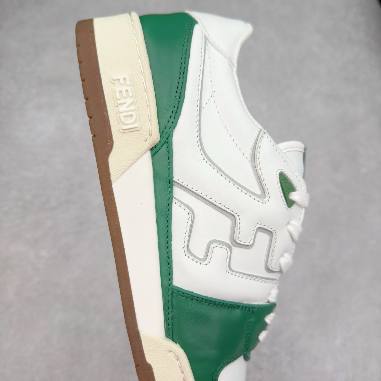 图片[6]-＃纯原 FENDI 芬迪 Match sneaters 魔术贴低帮运动鞋 独家定制 全身20几个细节点全部做到一致还原 吊打市面所有版本 独家原装套装配件官方同源 渠道原装订单 全套专柜包装物及配件#鞋底嵌入核心防伪芯片感应装置 FENDI芬迪match最新爆款情侣款运动鞋板鞋原版购入 高工艺无缝细空胶技术 贴楦误差0.05mm,鞋底采用固特异内外锁死工艺 最大限度弯折永不开胶 原鞋一致效果环保无味 鞋面采用麂皮和皮革拼接组合 logo内里采用毛巾绒里 上脚超级柔软 轻便 舒适搭配卫衣 尺码：35 36 37 38 39 40 41 42 43 44 45-选品中心