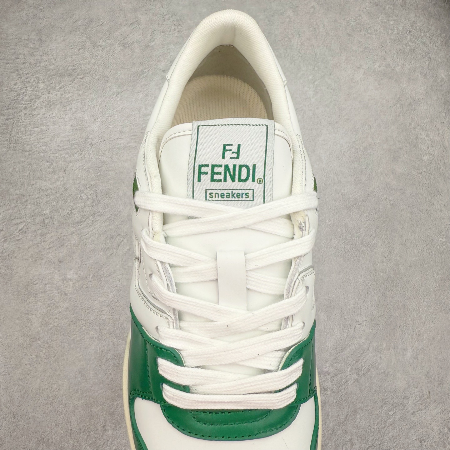 图片[5]-＃纯原 FENDI 芬迪 Match sneaters 魔术贴低帮运动鞋 独家定制 全身20几个细节点全部做到一致还原 吊打市面所有版本 独家原装套装配件官方同源 渠道原装订单 全套专柜包装物及配件#鞋底嵌入核心防伪芯片感应装置 FENDI芬迪match最新爆款情侣款运动鞋板鞋原版购入 高工艺无缝细空胶技术 贴楦误差0.05mm,鞋底采用固特异内外锁死工艺 最大限度弯折永不开胶 原鞋一致效果环保无味 鞋面采用麂皮和皮革拼接组合 logo内里采用毛巾绒里 上脚超级柔软 轻便 舒适搭配卫衣 尺码：35 36 37 38 39 40 41 42 43 44 45-选品中心