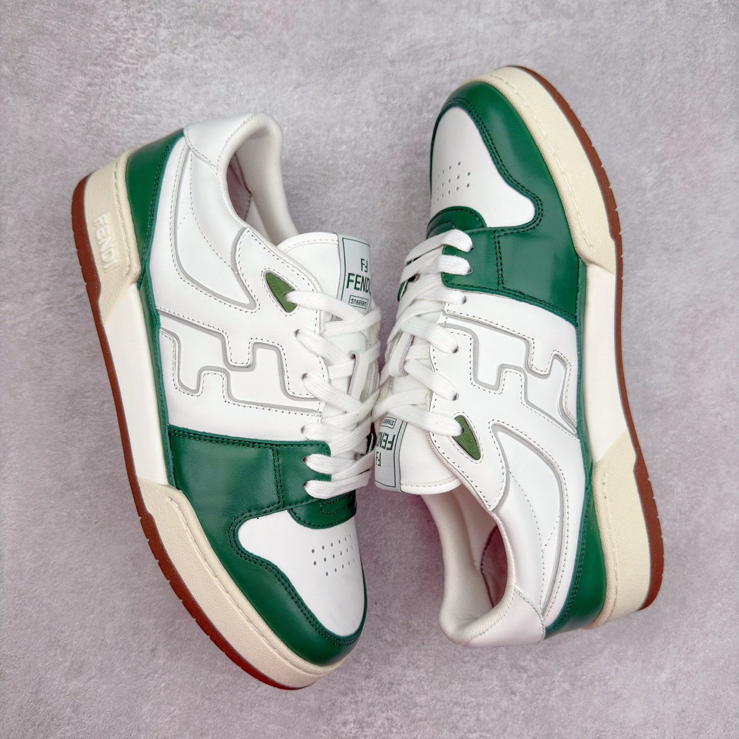 图片[3]-＃纯原 FENDI 芬迪 Match sneaters 魔术贴低帮运动鞋 独家定制 全身20几个细节点全部做到一致还原 吊打市面所有版本 独家原装套装配件官方同源 渠道原装订单 全套专柜包装物及配件#鞋底嵌入核心防伪芯片感应装置 FENDI芬迪match最新爆款情侣款运动鞋板鞋原版购入 高工艺无缝细空胶技术 贴楦误差0.05mm,鞋底采用固特异内外锁死工艺 最大限度弯折永不开胶 原鞋一致效果环保无味 鞋面采用麂皮和皮革拼接组合 logo内里采用毛巾绒里 上脚超级柔软 轻便 舒适搭配卫衣 尺码：35 36 37 38 39 40 41 42 43 44 45-选品中心