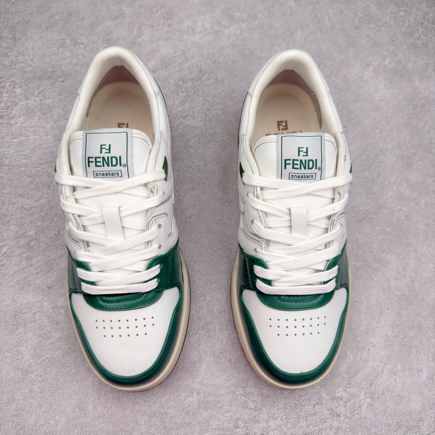 图片[2]-＃纯原 FENDI 芬迪 Match sneaters 魔术贴低帮运动鞋 独家定制 全身20几个细节点全部做到一致还原 吊打市面所有版本 独家原装套装配件官方同源 渠道原装订单 全套专柜包装物及配件#鞋底嵌入核心防伪芯片感应装置 FENDI芬迪match最新爆款情侣款运动鞋板鞋原版购入 高工艺无缝细空胶技术 贴楦误差0.05mm,鞋底采用固特异内外锁死工艺 最大限度弯折永不开胶 原鞋一致效果环保无味 鞋面采用麂皮和皮革拼接组合 logo内里采用毛巾绒里 上脚超级柔软 轻便 舒适搭配卫衣 尺码：35 36 37 38 39 40 41 42 43 44 45-选品中心