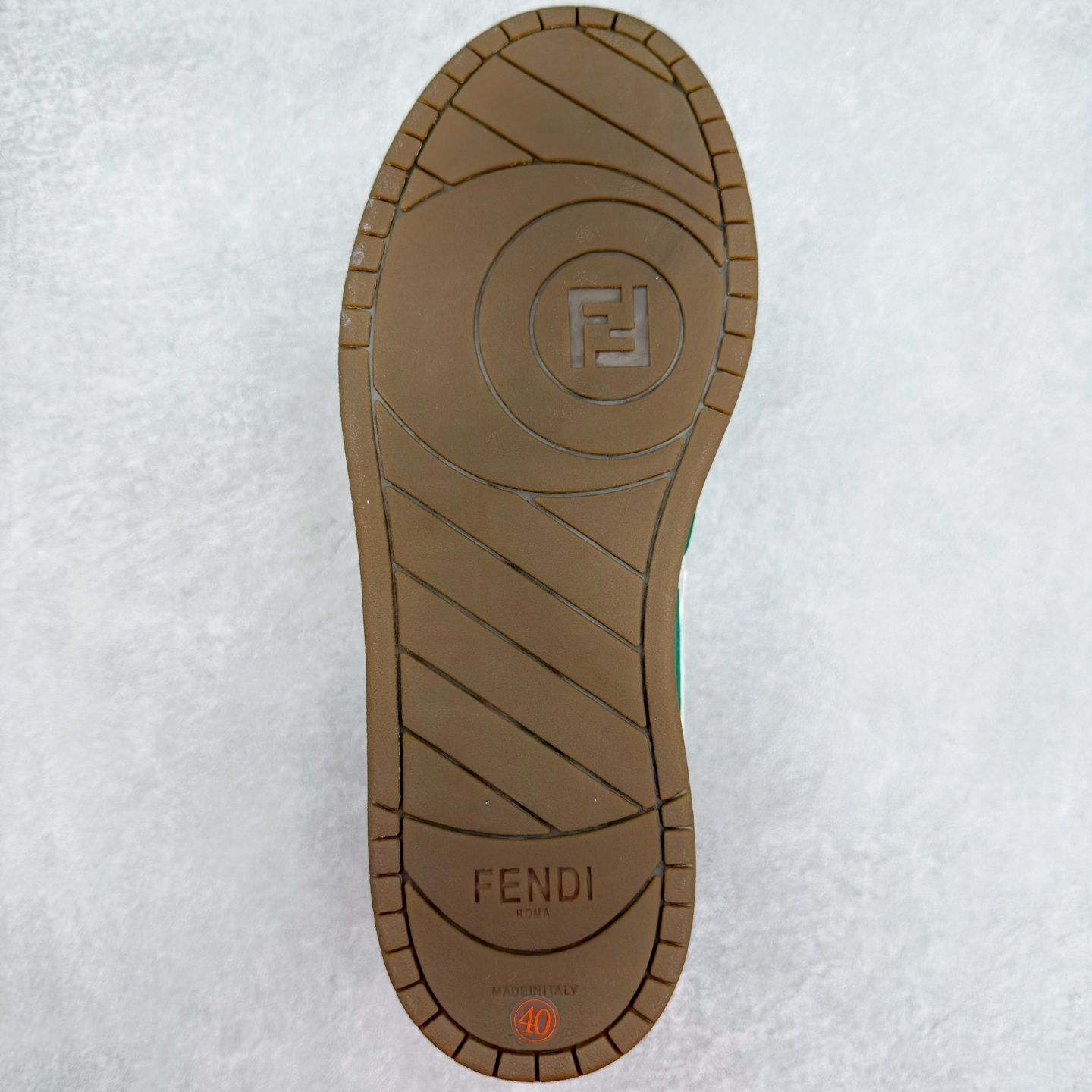 图片[9]-＃纯原 FENDI 芬迪 Match sneaters 魔术贴低帮运动鞋 独家定制 全身20几个细节点全部做到一致还原 吊打市面所有版本 独家原装套装配件官方同源 渠道原装订单 全套专柜包装物及配件#鞋底嵌入核心防伪芯片感应装置 FENDI芬迪match最新爆款情侣款运动鞋板鞋原版购入 高工艺无缝细空胶技术 贴楦误差0.05mm,鞋底采用固特异内外锁死工艺 最大限度弯折永不开胶 原鞋一致效果环保无味 鞋面采用麂皮和皮革拼接组合 logo内里采用毛巾绒里 上脚超级柔软 轻便 舒适搭配卫衣 尺码：35 36 37 38 39 40 41 42 43 44 45-选品中心