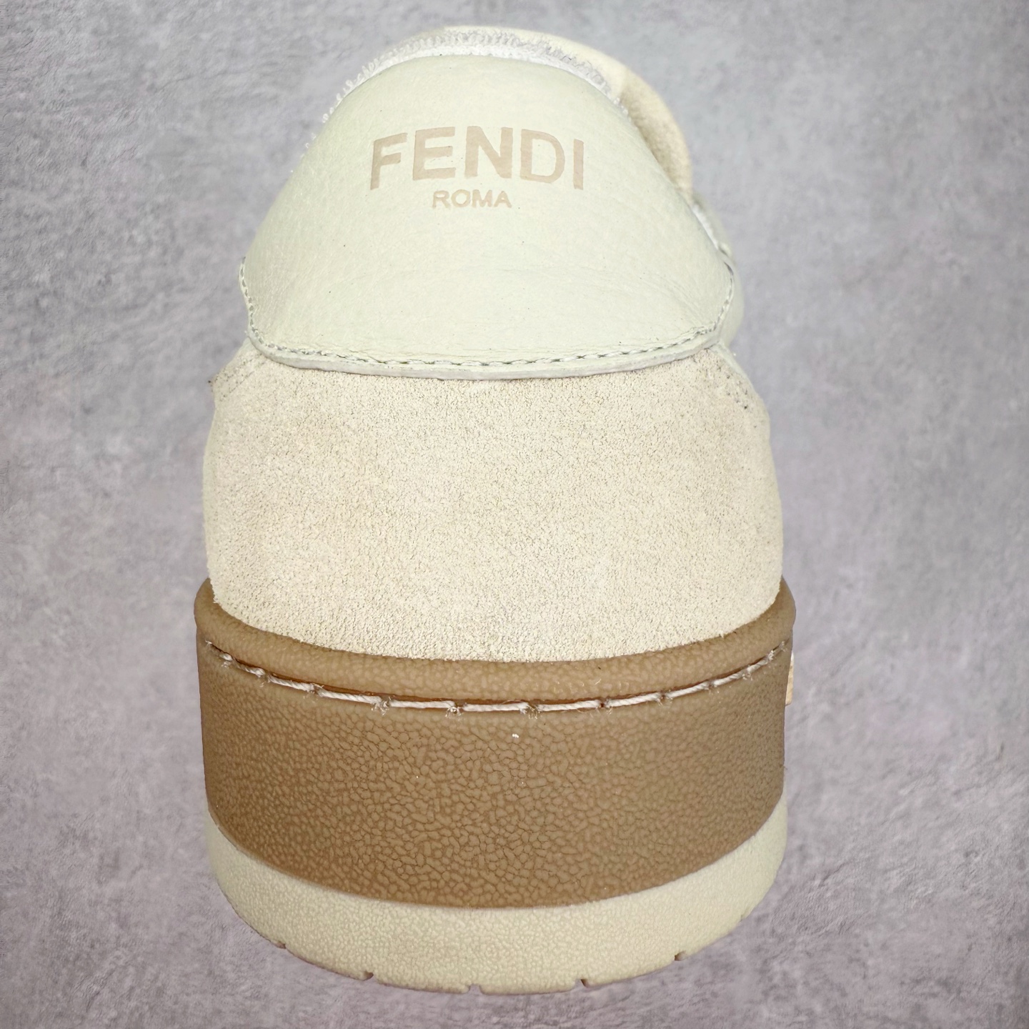 图片[8]-＃纯原 FENDI 芬迪 Match sneaters 魔术贴低帮运动鞋 独家定制 全身20几个细节点全部做到一致还原 吊打市面所有版本 独家原装套装配件官方同源 渠道原装订单 全套专柜包装物及配件#鞋底嵌入核心防伪芯片感应装置 FENDI芬迪match最新爆款情侣款运动鞋板鞋原版购入 高工艺无缝细空胶技术 贴楦误差0.05mm,鞋底采用固特异内外锁死工艺 最大限度弯折永不开胶 原鞋一致效果环保无味 鞋面采用麂皮和皮革拼接组合 logo内里采用毛巾绒里 上脚超级柔软 轻便 舒适搭配卫衣 尺码：35 36 37 38 39 40 41 42 43 44 45-选品中心