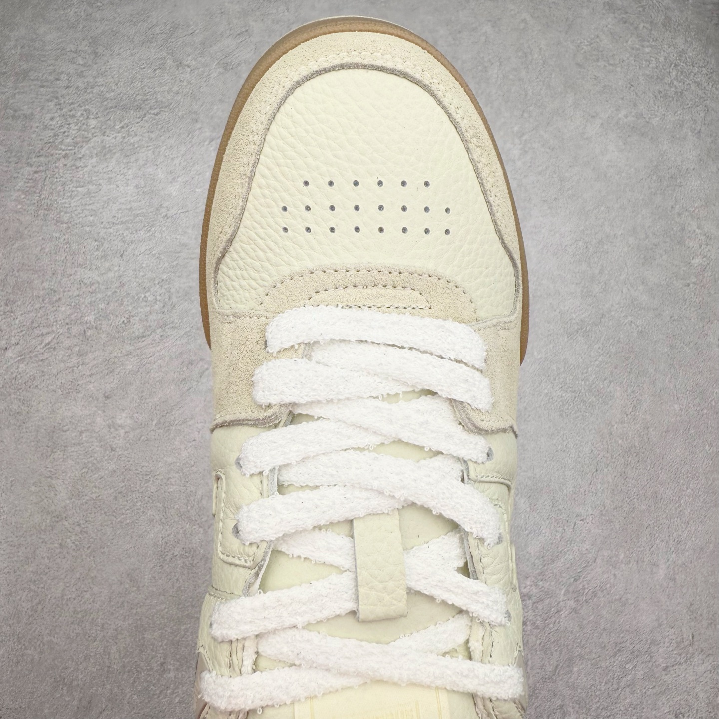 图片[4]-＃纯原 FENDI 芬迪 Match sneaters 魔术贴低帮运动鞋 独家定制 全身20几个细节点全部做到一致还原 吊打市面所有版本 独家原装套装配件官方同源 渠道原装订单 全套专柜包装物及配件#鞋底嵌入核心防伪芯片感应装置 FENDI芬迪match最新爆款情侣款运动鞋板鞋原版购入 高工艺无缝细空胶技术 贴楦误差0.05mm,鞋底采用固特异内外锁死工艺 最大限度弯折永不开胶 原鞋一致效果环保无味 鞋面采用麂皮和皮革拼接组合 logo内里采用毛巾绒里 上脚超级柔软 轻便 舒适搭配卫衣 尺码：35 36 37 38 39 40 41 42 43 44 45-选品中心