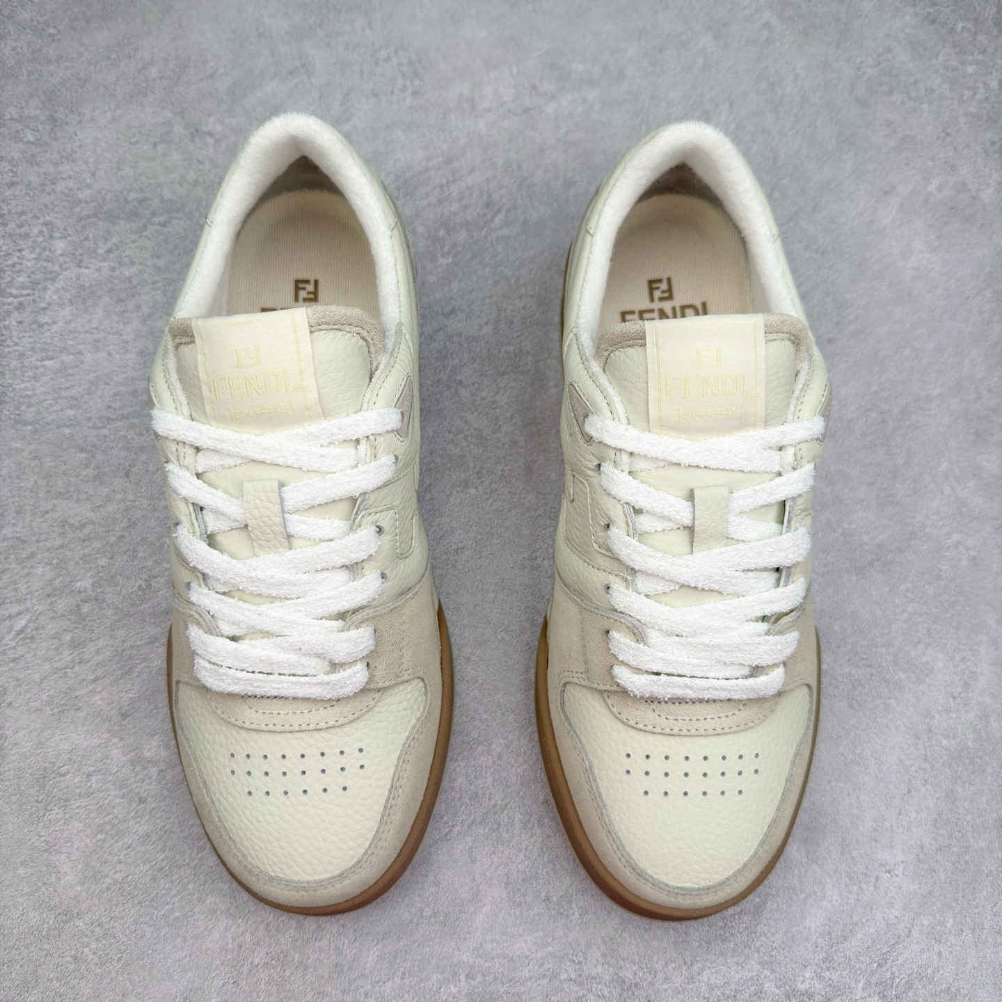 图片[2]-＃纯原 FENDI 芬迪 Match sneaters 魔术贴低帮运动鞋 独家定制 全身20几个细节点全部做到一致还原 吊打市面所有版本 独家原装套装配件官方同源 渠道原装订单 全套专柜包装物及配件#鞋底嵌入核心防伪芯片感应装置 FENDI芬迪match最新爆款情侣款运动鞋板鞋原版购入 高工艺无缝细空胶技术 贴楦误差0.05mm,鞋底采用固特异内外锁死工艺 最大限度弯折永不开胶 原鞋一致效果环保无味 鞋面采用麂皮和皮革拼接组合 logo内里采用毛巾绒里 上脚超级柔软 轻便 舒适搭配卫衣 尺码：35 36 37 38 39 40 41 42 43 44 45-选品中心