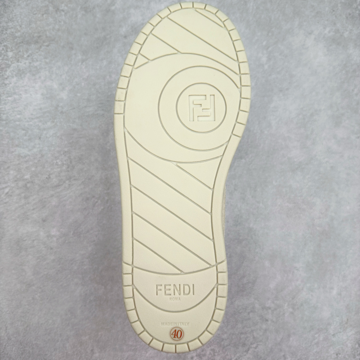 图片[9]-＃纯原 FENDI 芬迪 Match sneaters 魔术贴低帮运动鞋 独家定制 全身20几个细节点全部做到一致还原 吊打市面所有版本 独家原装套装配件官方同源 渠道原装订单 全套专柜包装物及配件#鞋底嵌入核心防伪芯片感应装置 FENDI芬迪match最新爆款情侣款运动鞋板鞋原版购入 高工艺无缝细空胶技术 贴楦误差0.05mm,鞋底采用固特异内外锁死工艺 最大限度弯折永不开胶 原鞋一致效果环保无味 鞋面采用麂皮和皮革拼接组合 logo内里采用毛巾绒里 上脚超级柔软 轻便 舒适搭配卫衣 尺码：35 36 37 38 39 40 41 42 43 44 45-选品中心