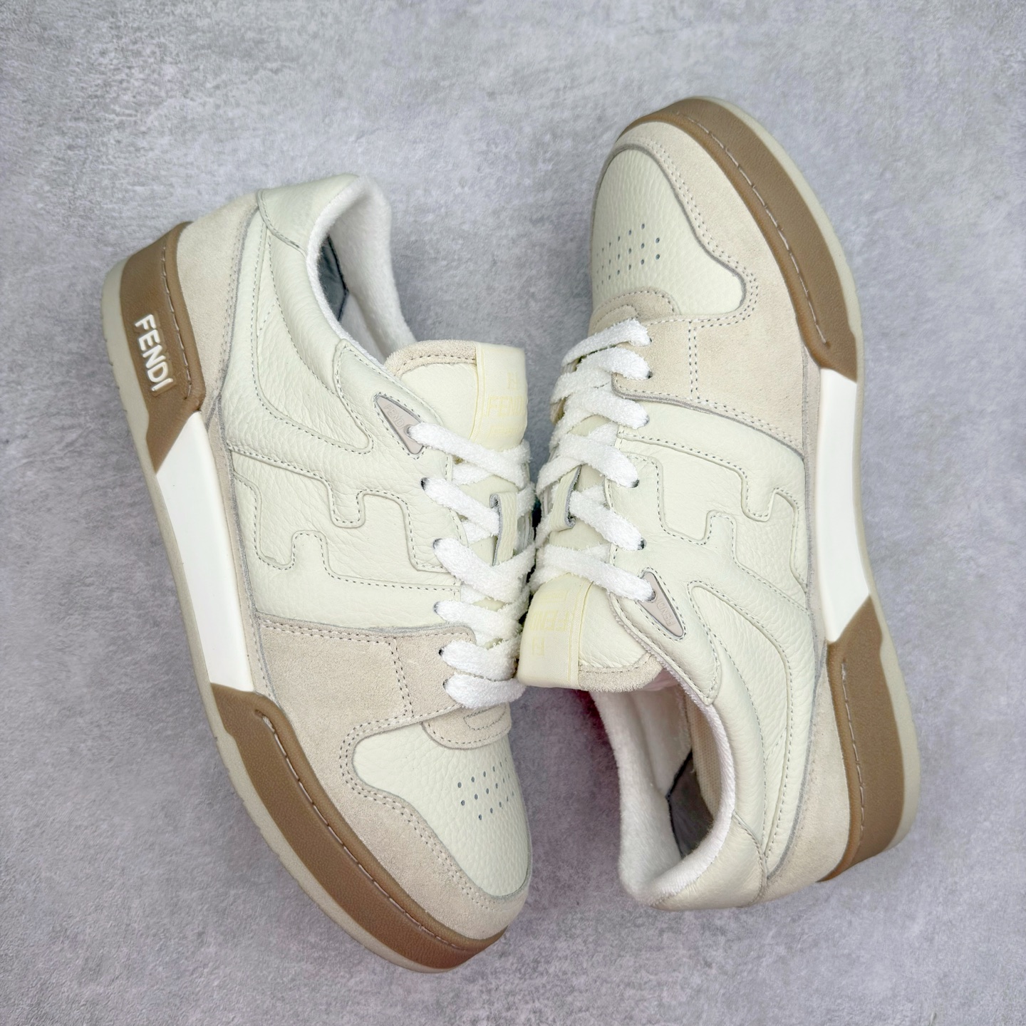 图片[3]-＃纯原 FENDI 芬迪 Match sneaters 魔术贴低帮运动鞋 独家定制 全身20几个细节点全部做到一致还原 吊打市面所有版本 独家原装套装配件官方同源 渠道原装订单 全套专柜包装物及配件#鞋底嵌入核心防伪芯片感应装置 FENDI芬迪match最新爆款情侣款运动鞋板鞋原版购入 高工艺无缝细空胶技术 贴楦误差0.05mm,鞋底采用固特异内外锁死工艺 最大限度弯折永不开胶 原鞋一致效果环保无味 鞋面采用麂皮和皮革拼接组合 logo内里采用毛巾绒里 上脚超级柔软 轻便 舒适搭配卫衣 尺码：35 36 37 38 39 40 41 42 43 44 45-选品中心