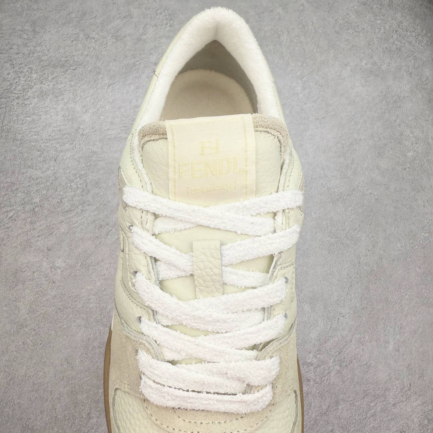 图片[5]-＃纯原 FENDI 芬迪 Match sneaters 魔术贴低帮运动鞋 独家定制 全身20几个细节点全部做到一致还原 吊打市面所有版本 独家原装套装配件官方同源 渠道原装订单 全套专柜包装物及配件#鞋底嵌入核心防伪芯片感应装置 FENDI芬迪match最新爆款情侣款运动鞋板鞋原版购入 高工艺无缝细空胶技术 贴楦误差0.05mm,鞋底采用固特异内外锁死工艺 最大限度弯折永不开胶 原鞋一致效果环保无味 鞋面采用麂皮和皮革拼接组合 logo内里采用毛巾绒里 上脚超级柔软 轻便 舒适搭配卫衣 尺码：35 36 37 38 39 40 41 42 43 44 45-选品中心