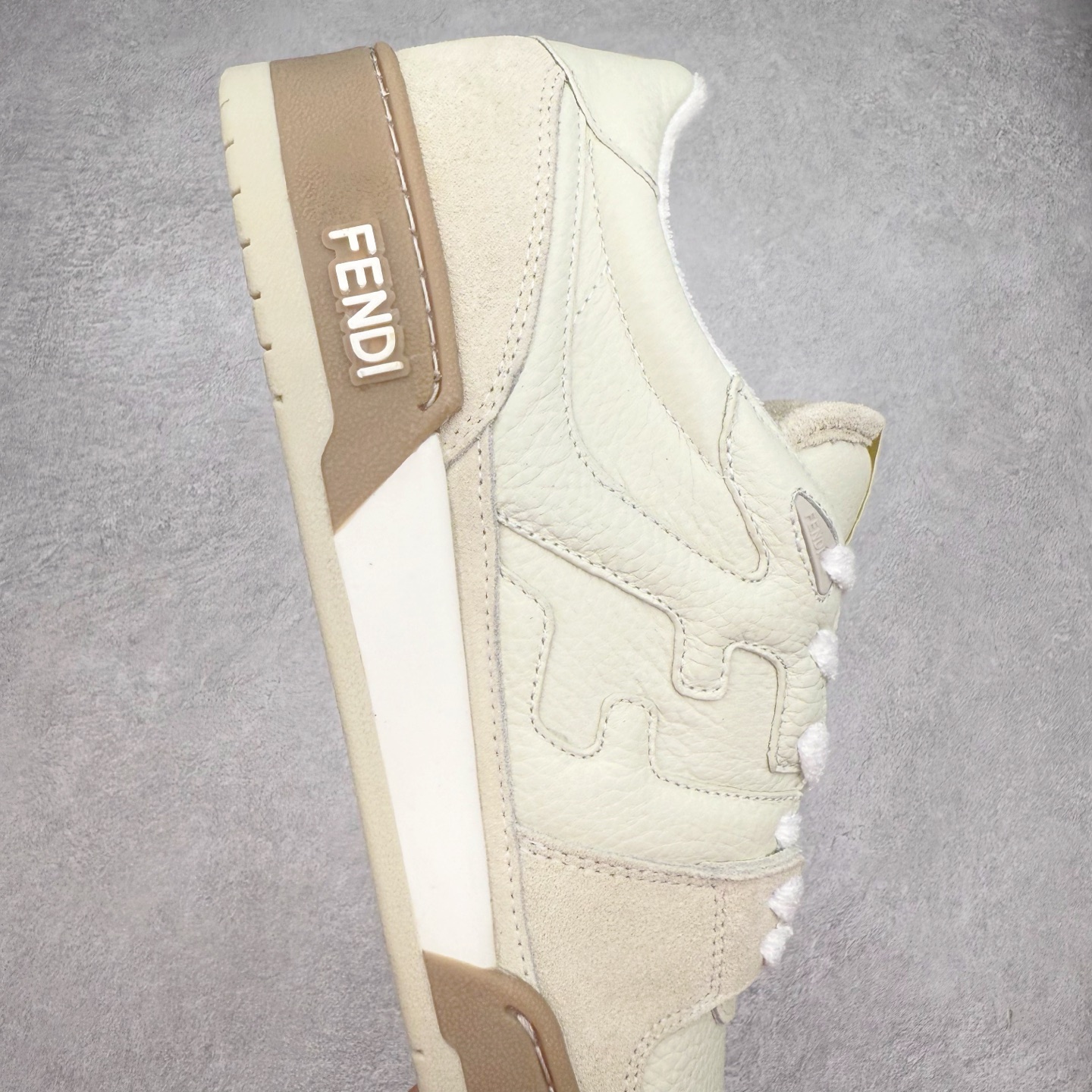 图片[6]-＃纯原 FENDI 芬迪 Match sneaters 魔术贴低帮运动鞋 独家定制 全身20几个细节点全部做到一致还原 吊打市面所有版本 独家原装套装配件官方同源 渠道原装订单 全套专柜包装物及配件#鞋底嵌入核心防伪芯片感应装置 FENDI芬迪match最新爆款情侣款运动鞋板鞋原版购入 高工艺无缝细空胶技术 贴楦误差0.05mm,鞋底采用固特异内外锁死工艺 最大限度弯折永不开胶 原鞋一致效果环保无味 鞋面采用麂皮和皮革拼接组合 logo内里采用毛巾绒里 上脚超级柔软 轻便 舒适搭配卫衣 尺码：35 36 37 38 39 40 41 42 43 44 45-选品中心