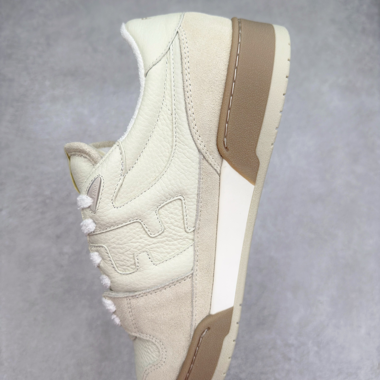 图片[7]-＃纯原 FENDI 芬迪 Match sneaters 魔术贴低帮运动鞋 独家定制 全身20几个细节点全部做到一致还原 吊打市面所有版本 独家原装套装配件官方同源 渠道原装订单 全套专柜包装物及配件#鞋底嵌入核心防伪芯片感应装置 FENDI芬迪match最新爆款情侣款运动鞋板鞋原版购入 高工艺无缝细空胶技术 贴楦误差0.05mm,鞋底采用固特异内外锁死工艺 最大限度弯折永不开胶 原鞋一致效果环保无味 鞋面采用麂皮和皮革拼接组合 logo内里采用毛巾绒里 上脚超级柔软 轻便 舒适搭配卫衣 尺码：35 36 37 38 39 40 41 42 43 44 45-选品中心