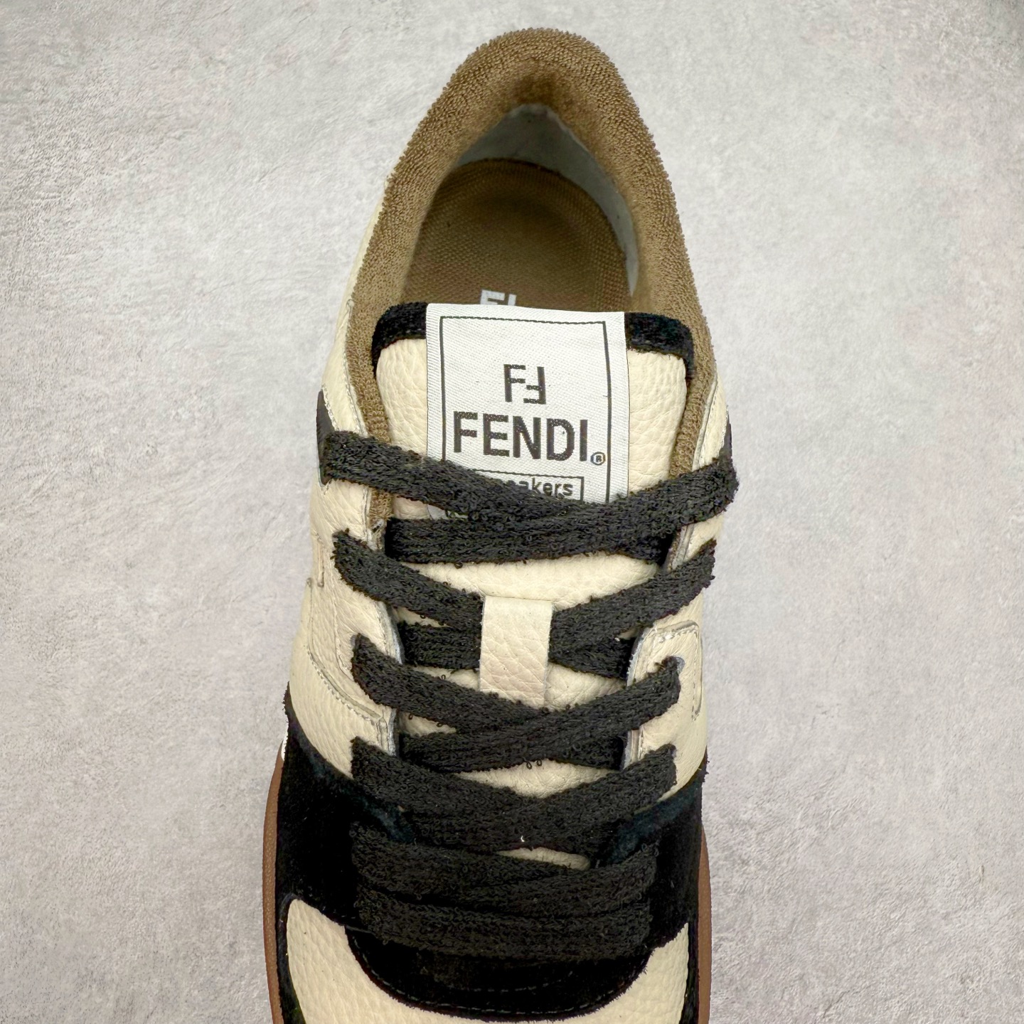 图片[5]-＃纯原 FENDI 芬迪 Match sneaters 魔术贴低帮运动鞋 独家定制 全身20几个细节点全部做到一致还原 吊打市面所有版本 独家原装套装配件官方同源 渠道原装订单 全套专柜包装物及配件#鞋底嵌入核心防伪芯片感应装置 FENDI芬迪match最新爆款情侣款运动鞋板鞋原版购入 高工艺无缝细空胶技术 贴楦误差0.05mm,鞋底采用固特异内外锁死工艺 最大限度弯折永不开胶 原鞋一致效果环保无味 鞋面采用麂皮和皮革拼接组合 logo内里采用毛巾绒里 上脚超级柔软 轻便 舒适搭配卫衣 尺码：35 36 37 38 39 40 41 42 43 44 45-选品中心