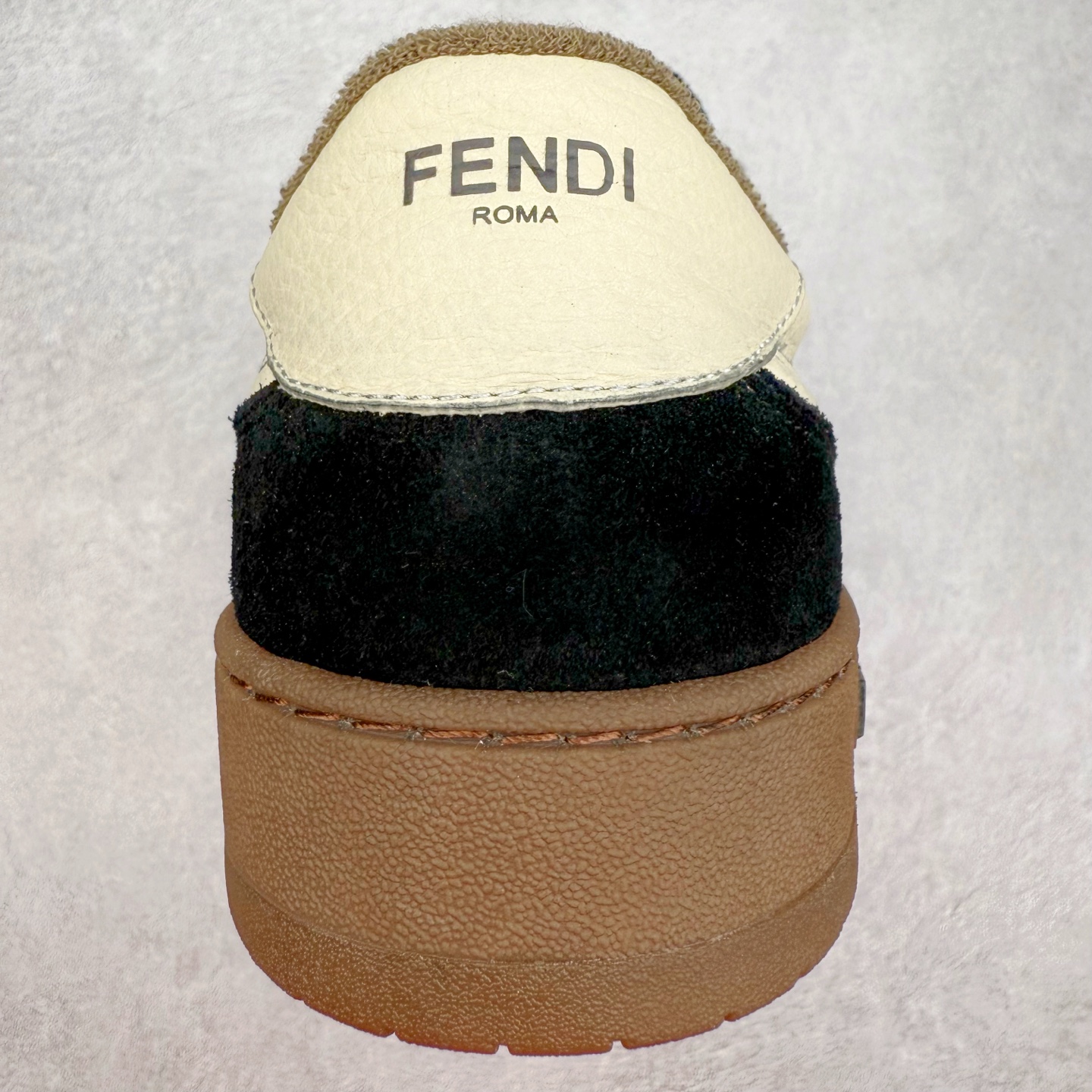 图片[8]-＃纯原 FENDI 芬迪 Match sneaters 魔术贴低帮运动鞋 独家定制 全身20几个细节点全部做到一致还原 吊打市面所有版本 独家原装套装配件官方同源 渠道原装订单 全套专柜包装物及配件#鞋底嵌入核心防伪芯片感应装置 FENDI芬迪match最新爆款情侣款运动鞋板鞋原版购入 高工艺无缝细空胶技术 贴楦误差0.05mm,鞋底采用固特异内外锁死工艺 最大限度弯折永不开胶 原鞋一致效果环保无味 鞋面采用麂皮和皮革拼接组合 logo内里采用毛巾绒里 上脚超级柔软 轻便 舒适搭配卫衣 尺码：35 36 37 38 39 40 41 42 43 44 45-选品中心