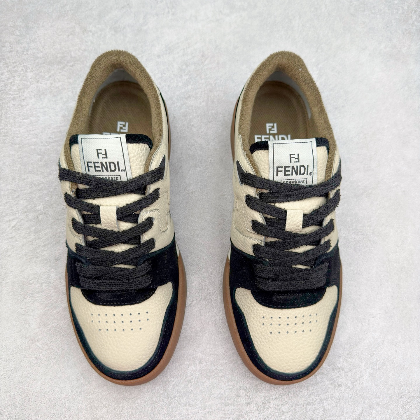 图片[2]-＃纯原 FENDI 芬迪 Match sneaters 魔术贴低帮运动鞋 独家定制 全身20几个细节点全部做到一致还原 吊打市面所有版本 独家原装套装配件官方同源 渠道原装订单 全套专柜包装物及配件#鞋底嵌入核心防伪芯片感应装置 FENDI芬迪match最新爆款情侣款运动鞋板鞋原版购入 高工艺无缝细空胶技术 贴楦误差0.05mm,鞋底采用固特异内外锁死工艺 最大限度弯折永不开胶 原鞋一致效果环保无味 鞋面采用麂皮和皮革拼接组合 logo内里采用毛巾绒里 上脚超级柔软 轻便 舒适搭配卫衣 尺码：35 36 37 38 39 40 41 42 43 44 45-选品中心