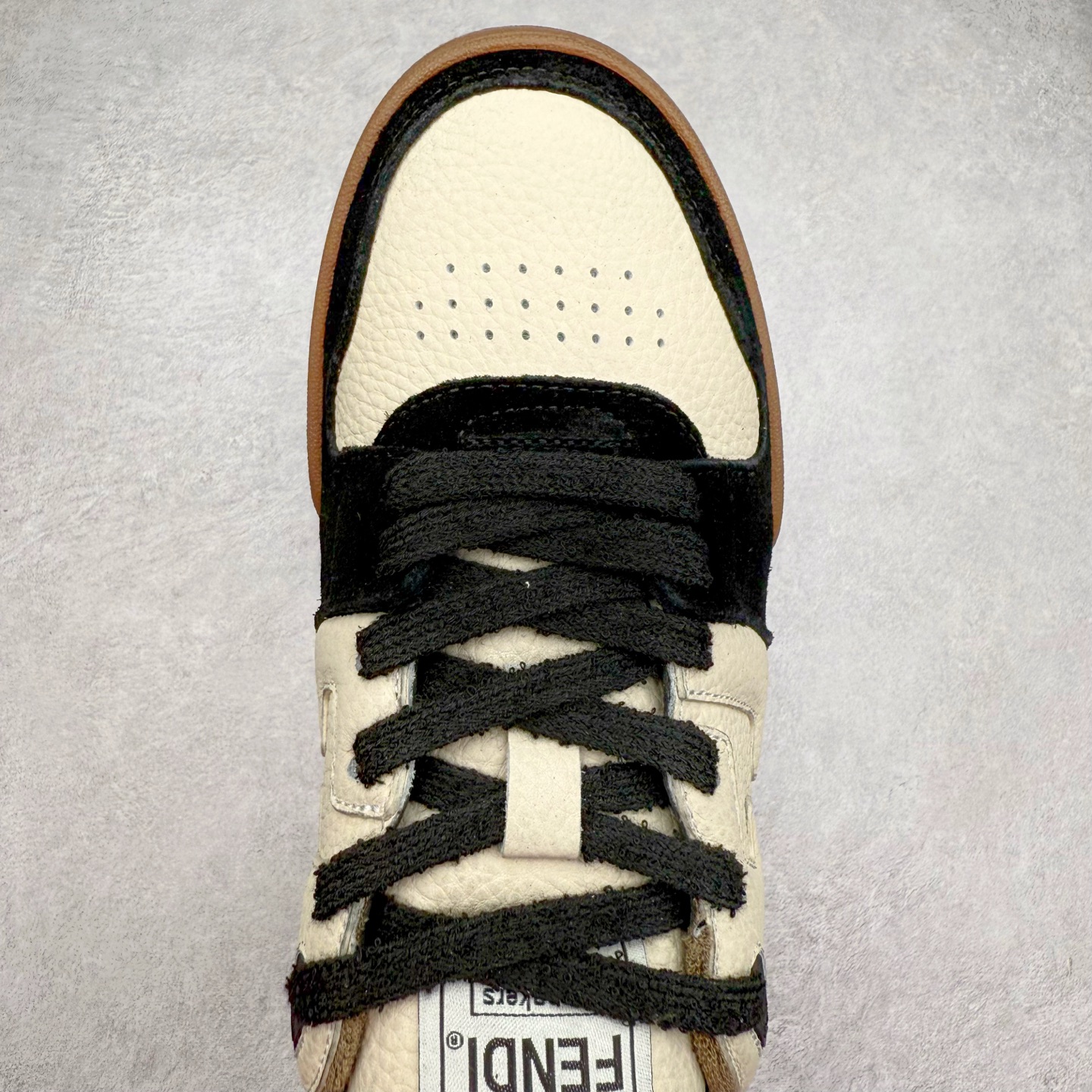 图片[4]-＃纯原 FENDI 芬迪 Match sneaters 魔术贴低帮运动鞋 独家定制 全身20几个细节点全部做到一致还原 吊打市面所有版本 独家原装套装配件官方同源 渠道原装订单 全套专柜包装物及配件#鞋底嵌入核心防伪芯片感应装置 FENDI芬迪match最新爆款情侣款运动鞋板鞋原版购入 高工艺无缝细空胶技术 贴楦误差0.05mm,鞋底采用固特异内外锁死工艺 最大限度弯折永不开胶 原鞋一致效果环保无味 鞋面采用麂皮和皮革拼接组合 logo内里采用毛巾绒里 上脚超级柔软 轻便 舒适搭配卫衣 尺码：35 36 37 38 39 40 41 42 43 44 45-选品中心