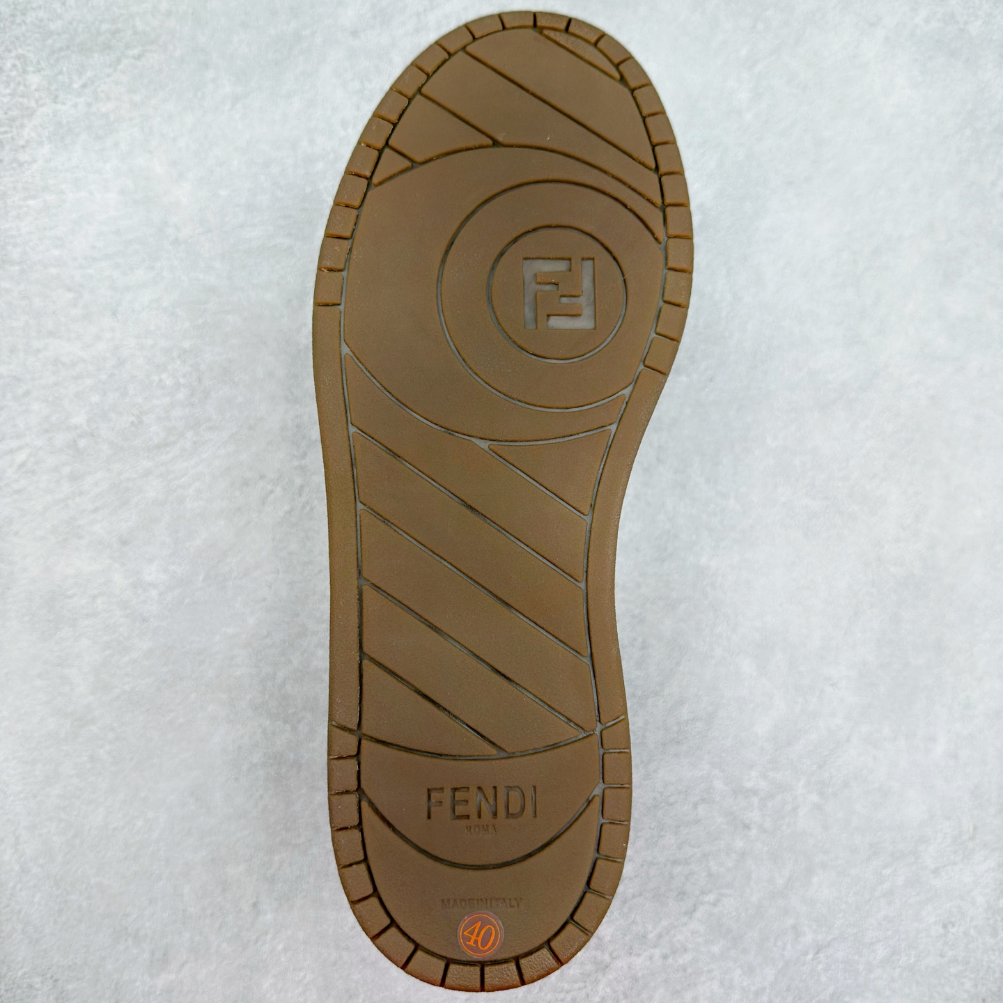 图片[9]-＃纯原 FENDI 芬迪 Match sneaters 魔术贴低帮运动鞋 独家定制 全身20几个细节点全部做到一致还原 吊打市面所有版本 独家原装套装配件官方同源 渠道原装订单 全套专柜包装物及配件#鞋底嵌入核心防伪芯片感应装置 FENDI芬迪match最新爆款情侣款运动鞋板鞋原版购入 高工艺无缝细空胶技术 贴楦误差0.05mm,鞋底采用固特异内外锁死工艺 最大限度弯折永不开胶 原鞋一致效果环保无味 鞋面采用麂皮和皮革拼接组合 logo内里采用毛巾绒里 上脚超级柔软 轻便 舒适搭配卫衣 尺码：35 36 37 38 39 40 41 42 43 44 45-选品中心