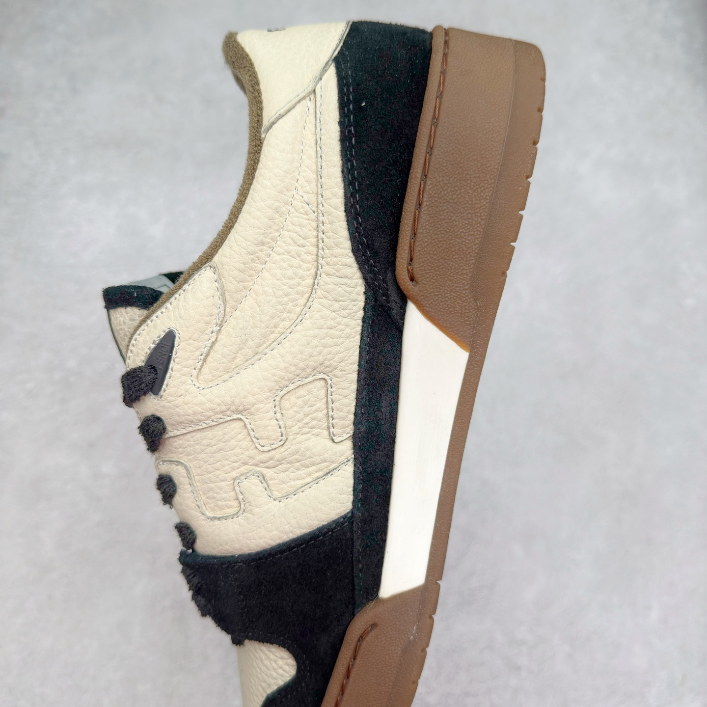 图片[7]-＃纯原 FENDI 芬迪 Match sneaters 魔术贴低帮运动鞋 独家定制 全身20几个细节点全部做到一致还原 吊打市面所有版本 独家原装套装配件官方同源 渠道原装订单 全套专柜包装物及配件#鞋底嵌入核心防伪芯片感应装置 FENDI芬迪match最新爆款情侣款运动鞋板鞋原版购入 高工艺无缝细空胶技术 贴楦误差0.05mm,鞋底采用固特异内外锁死工艺 最大限度弯折永不开胶 原鞋一致效果环保无味 鞋面采用麂皮和皮革拼接组合 logo内里采用毛巾绒里 上脚超级柔软 轻便 舒适搭配卫衣 尺码：35 36 37 38 39 40 41 42 43 44 45-选品中心