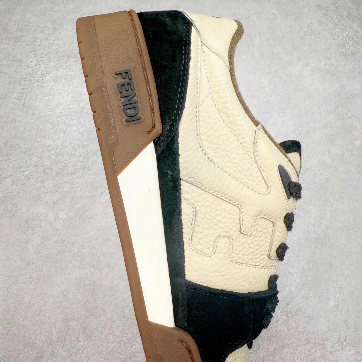 图片[6]-＃纯原 FENDI 芬迪 Match sneaters 魔术贴低帮运动鞋 独家定制 全身20几个细节点全部做到一致还原 吊打市面所有版本 独家原装套装配件官方同源 渠道原装订单 全套专柜包装物及配件#鞋底嵌入核心防伪芯片感应装置 FENDI芬迪match最新爆款情侣款运动鞋板鞋原版购入 高工艺无缝细空胶技术 贴楦误差0.05mm,鞋底采用固特异内外锁死工艺 最大限度弯折永不开胶 原鞋一致效果环保无味 鞋面采用麂皮和皮革拼接组合 logo内里采用毛巾绒里 上脚超级柔软 轻便 舒适搭配卫衣 尺码：35 36 37 38 39 40 41 42 43 44 45-选品中心