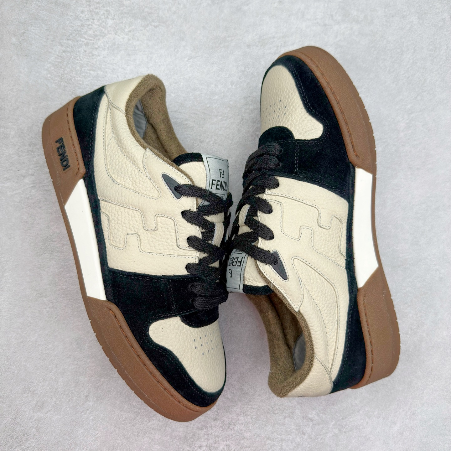 图片[3]-＃纯原 FENDI 芬迪 Match sneaters 魔术贴低帮运动鞋 独家定制 全身20几个细节点全部做到一致还原 吊打市面所有版本 独家原装套装配件官方同源 渠道原装订单 全套专柜包装物及配件#鞋底嵌入核心防伪芯片感应装置 FENDI芬迪match最新爆款情侣款运动鞋板鞋原版购入 高工艺无缝细空胶技术 贴楦误差0.05mm,鞋底采用固特异内外锁死工艺 最大限度弯折永不开胶 原鞋一致效果环保无味 鞋面采用麂皮和皮革拼接组合 logo内里采用毛巾绒里 上脚超级柔软 轻便 舒适搭配卫衣 尺码：35 36 37 38 39 40 41 42 43 44 45-选品中心