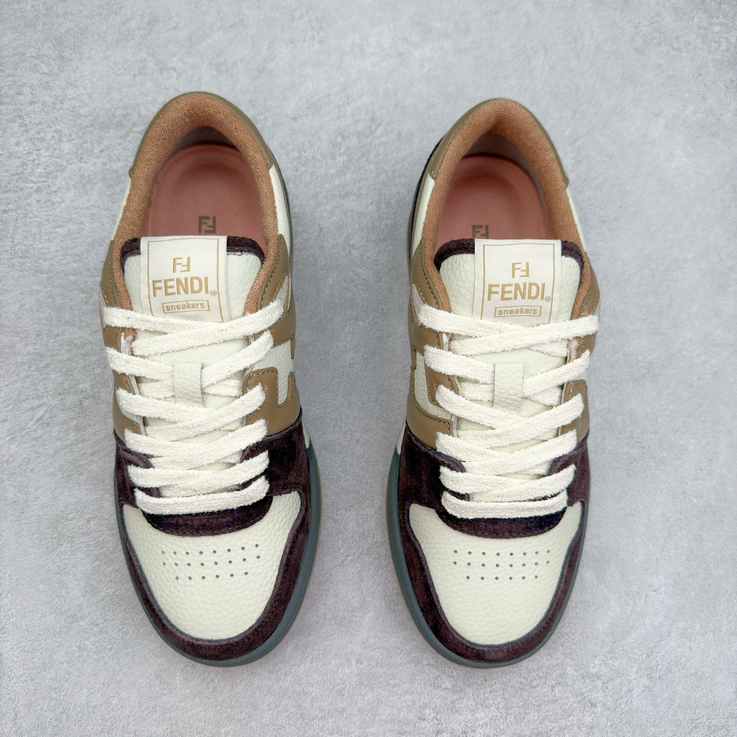 图片[2]-＃纯原 FENDI 芬迪 Match sneaters 魔术贴低帮运动鞋 独家定制 全身20几个细节点全部做到一致还原 吊打市面所有版本 独家原装套装配件官方同源 渠道原装订单 全套专柜包装物及配件#鞋底嵌入核心防伪芯片感应装置 FENDI芬迪match最新爆款情侣款运动鞋板鞋原版购入 高工艺无缝细空胶技术 贴楦误差0.05mm,鞋底采用固特异内外锁死工艺 最大限度弯折永不开胶 原鞋一致效果环保无味 鞋面采用麂皮和皮革拼接组合 logo内里采用毛巾绒里 上脚超级柔软 轻便 舒适搭配卫衣 尺码：35 36 37 38 39 40 41 42 43 44 45-选品中心