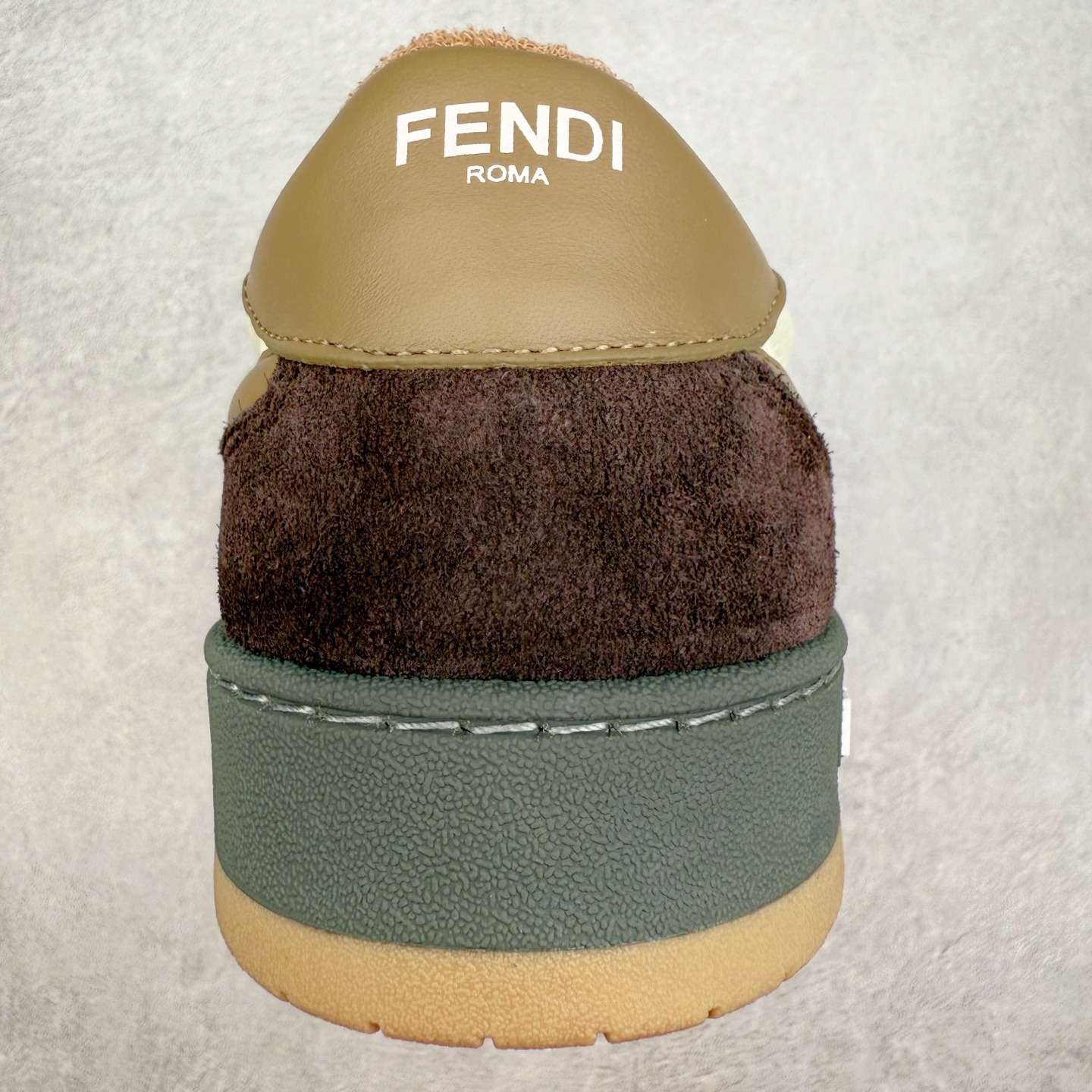 图片[8]-＃纯原 FENDI 芬迪 Match sneaters 魔术贴低帮运动鞋 独家定制 全身20几个细节点全部做到一致还原 吊打市面所有版本 独家原装套装配件官方同源 渠道原装订单 全套专柜包装物及配件#鞋底嵌入核心防伪芯片感应装置 FENDI芬迪match最新爆款情侣款运动鞋板鞋原版购入 高工艺无缝细空胶技术 贴楦误差0.05mm,鞋底采用固特异内外锁死工艺 最大限度弯折永不开胶 原鞋一致效果环保无味 鞋面采用麂皮和皮革拼接组合 logo内里采用毛巾绒里 上脚超级柔软 轻便 舒适搭配卫衣 尺码：35 36 37 38 39 40 41 42 43 44 45-选品中心