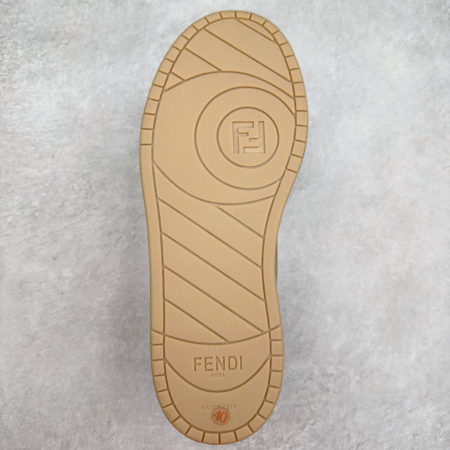 图片[9]-＃纯原 FENDI 芬迪 Match sneaters 魔术贴低帮运动鞋 独家定制 全身20几个细节点全部做到一致还原 吊打市面所有版本 独家原装套装配件官方同源 渠道原装订单 全套专柜包装物及配件#鞋底嵌入核心防伪芯片感应装置 FENDI芬迪match最新爆款情侣款运动鞋板鞋原版购入 高工艺无缝细空胶技术 贴楦误差0.05mm,鞋底采用固特异内外锁死工艺 最大限度弯折永不开胶 原鞋一致效果环保无味 鞋面采用麂皮和皮革拼接组合 logo内里采用毛巾绒里 上脚超级柔软 轻便 舒适搭配卫衣 尺码：35 36 37 38 39 40 41 42 43 44 45-选品中心