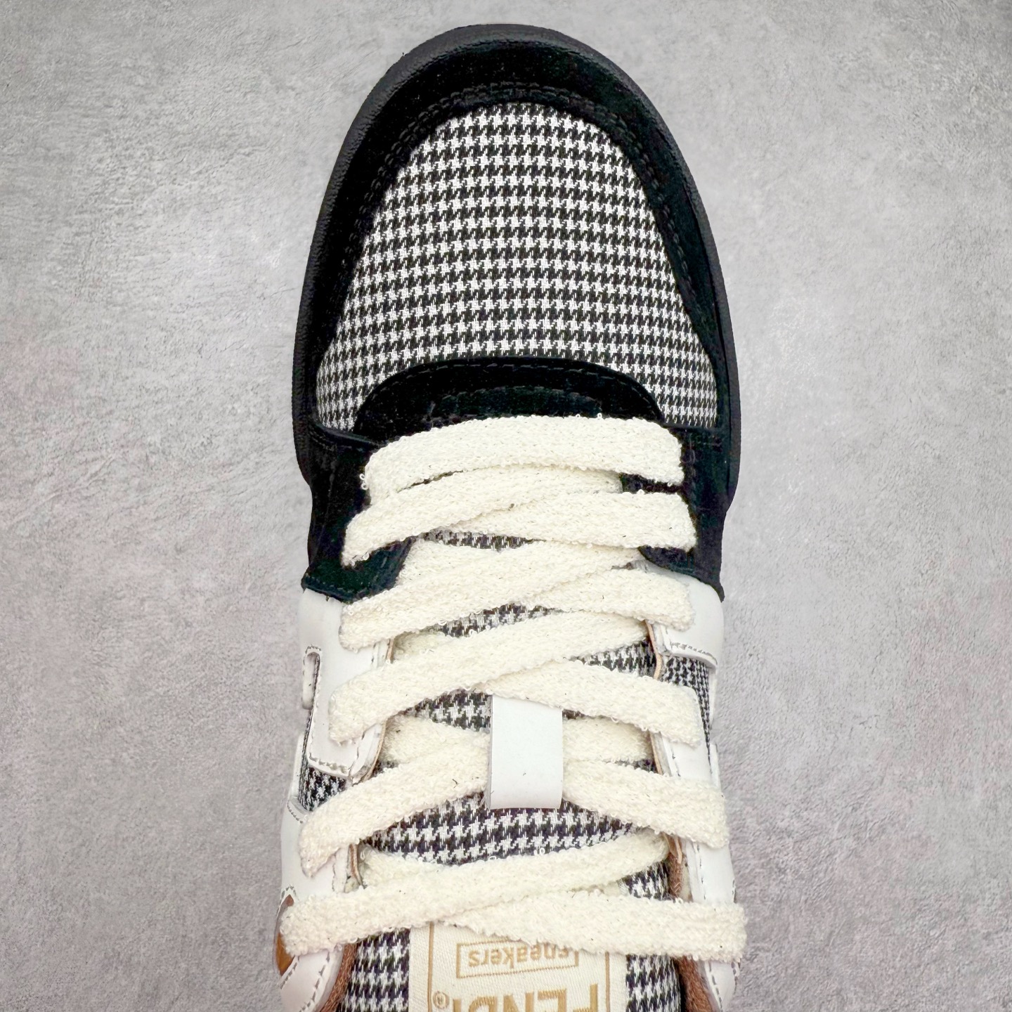 图片[4]-＃纯原 FENDI 芬迪 Match sneaters 魔术贴低帮运动鞋 独家定制 全身20几个细节点全部做到一致还原 吊打市面所有版本 独家原装套装配件官方同源 渠道原装订单 全套专柜包装物及配件#鞋底嵌入核心防伪芯片感应装置 FENDI芬迪match最新爆款情侣款运动鞋板鞋原版购入 高工艺无缝细空胶技术 贴楦误差0.05mm,鞋底采用固特异内外锁死工艺 最大限度弯折永不开胶 原鞋一致效果环保无味 鞋面采用麂皮和皮革拼接组合 logo内里采用毛巾绒里 上脚超级柔软 轻便 舒适搭配卫衣 尺码：35 36 37 38 39 40 41 42 43 44 45-选品中心