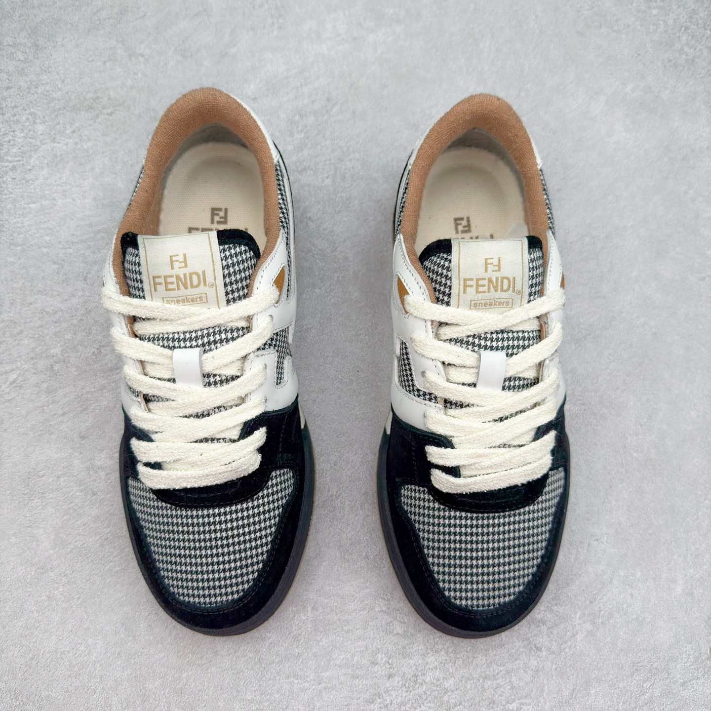 图片[2]-＃纯原 FENDI 芬迪 Match sneaters 魔术贴低帮运动鞋 独家定制 全身20几个细节点全部做到一致还原 吊打市面所有版本 独家原装套装配件官方同源 渠道原装订单 全套专柜包装物及配件#鞋底嵌入核心防伪芯片感应装置 FENDI芬迪match最新爆款情侣款运动鞋板鞋原版购入 高工艺无缝细空胶技术 贴楦误差0.05mm,鞋底采用固特异内外锁死工艺 最大限度弯折永不开胶 原鞋一致效果环保无味 鞋面采用麂皮和皮革拼接组合 logo内里采用毛巾绒里 上脚超级柔软 轻便 舒适搭配卫衣 尺码：35 36 37 38 39 40 41 42 43 44 45-选品中心